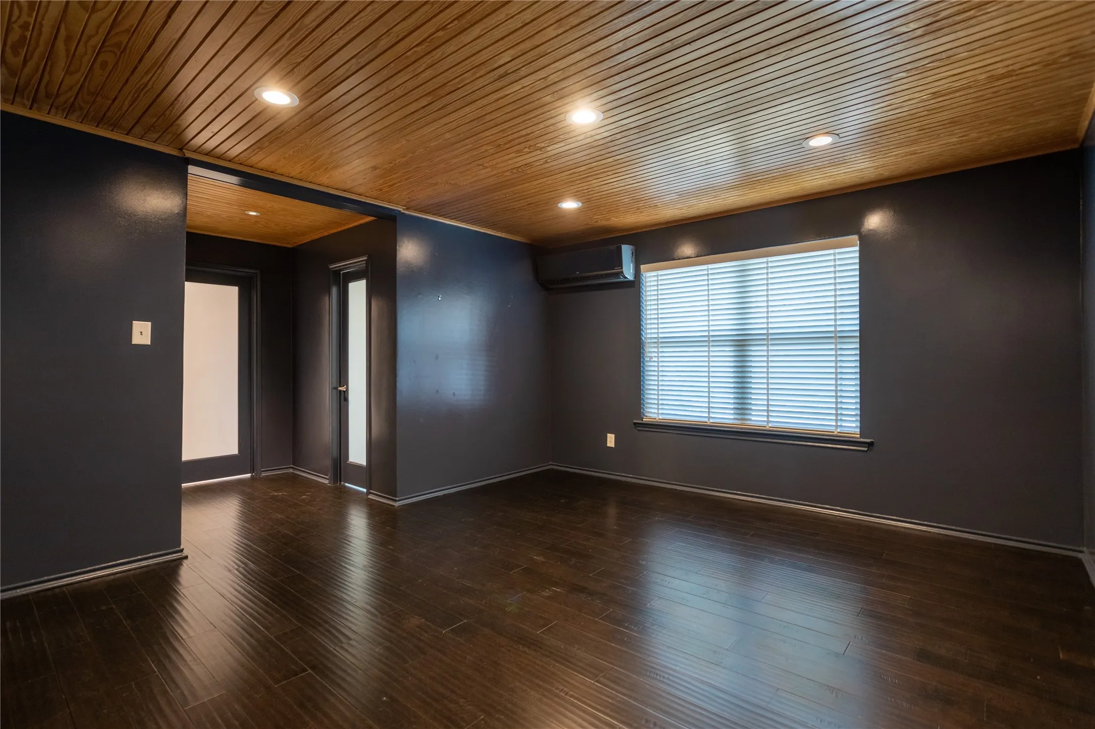 Single Family Residence For Sale in Parker County , 712 Squaw Creek Road, Willow Park, Texas 76087, 3 Bedroom, 3 Bathroom, 10 Garage spaces, 2,128 Sqft, built in 1976, Price $899,500, mls#21362606, Real Estate Agent in Willow Park, Homes For Sale in Parker county, Homes For Sale in Willow Park, Realtor in Willow Park Texas, Real Estate Brokerage Independent Realty Texas, Luminita Cordes Realtor