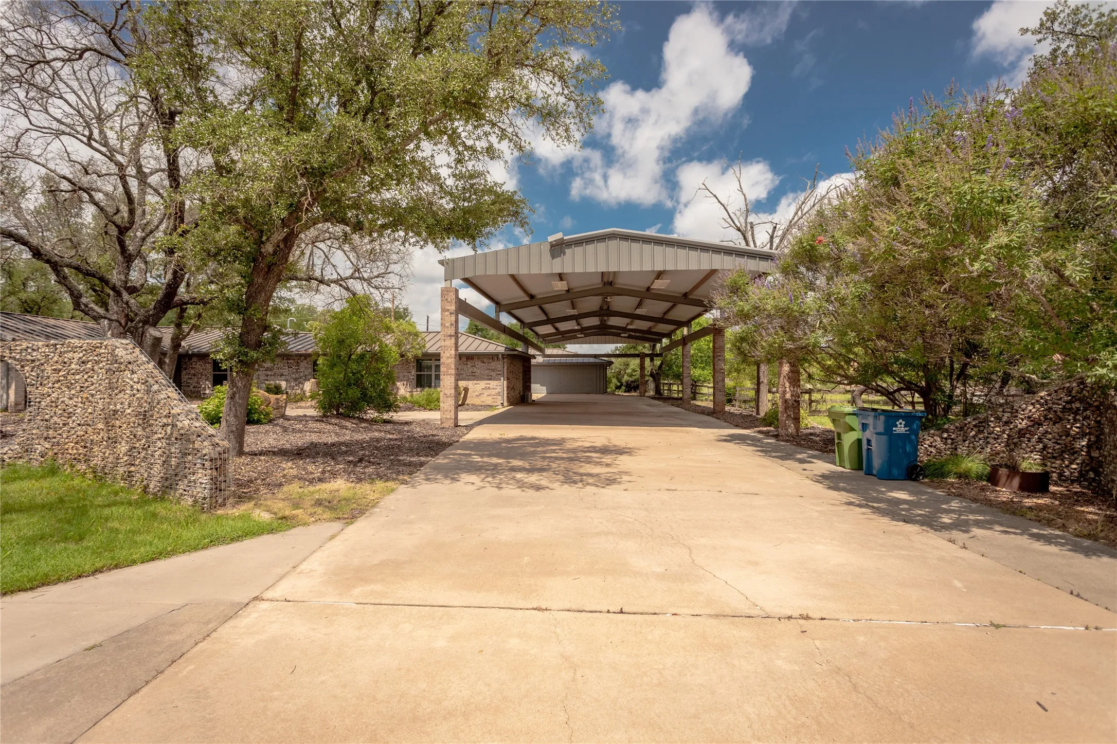 Single Family Residence For Sale in Parker County , 712 Squaw Creek Road, Willow Park, Texas 76087, 3 Bedroom, 3 Bathroom, 10 Garage spaces, 2,128 Sqft, built in 1976, Price $899,500, mls#21362606, Real Estate Agent in Willow Park, Homes For Sale in Parker county, Homes For Sale in Willow Park, Realtor in Willow Park Texas, Real Estate Brokerage Independent Realty Texas, Luminita Cordes Realtor