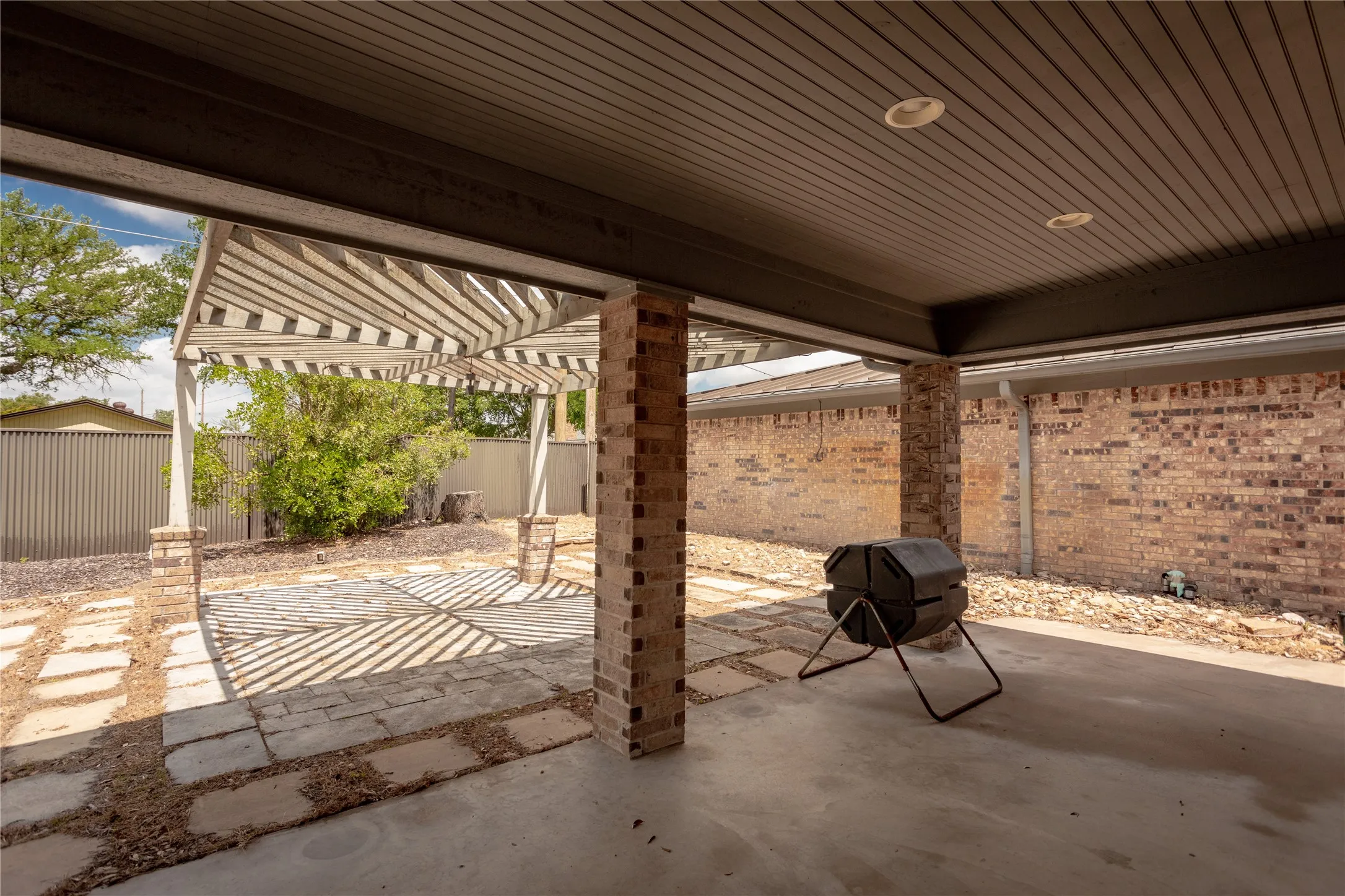 Single Family Residence For Sale in Parker County , 712 Squaw Creek Road, Willow Park, Texas 76087, 3 Bedroom, 3 Bathroom, 10 Garage spaces, 2,128 Sqft, built in 1976, Price $899,500, mls#21362606, Real Estate Agent in Willow Park, Homes For Sale in Parker county, Homes For Sale in Willow Park, Realtor in Willow Park Texas, Real Estate Brokerage Independent Realty Texas, Luminita Cordes Realtor