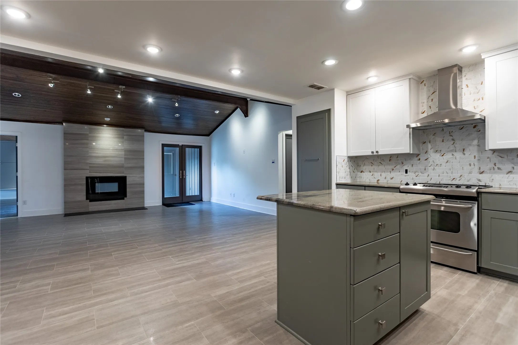 Single Family Residence For Sale in Parker County , 712 Squaw Creek Road, Willow Park, Texas 76087, 3 Bedroom, 3 Bathroom, 10 Garage spaces, 2,128 Sqft, built in 1976, Price $899,500, mls#21362606, Real Estate Agent in Willow Park, Homes For Sale in Parker county, Homes For Sale in Willow Park, Realtor in Willow Park Texas, Real Estate Brokerage Independent Realty Texas, Luminita Cordes Realtor