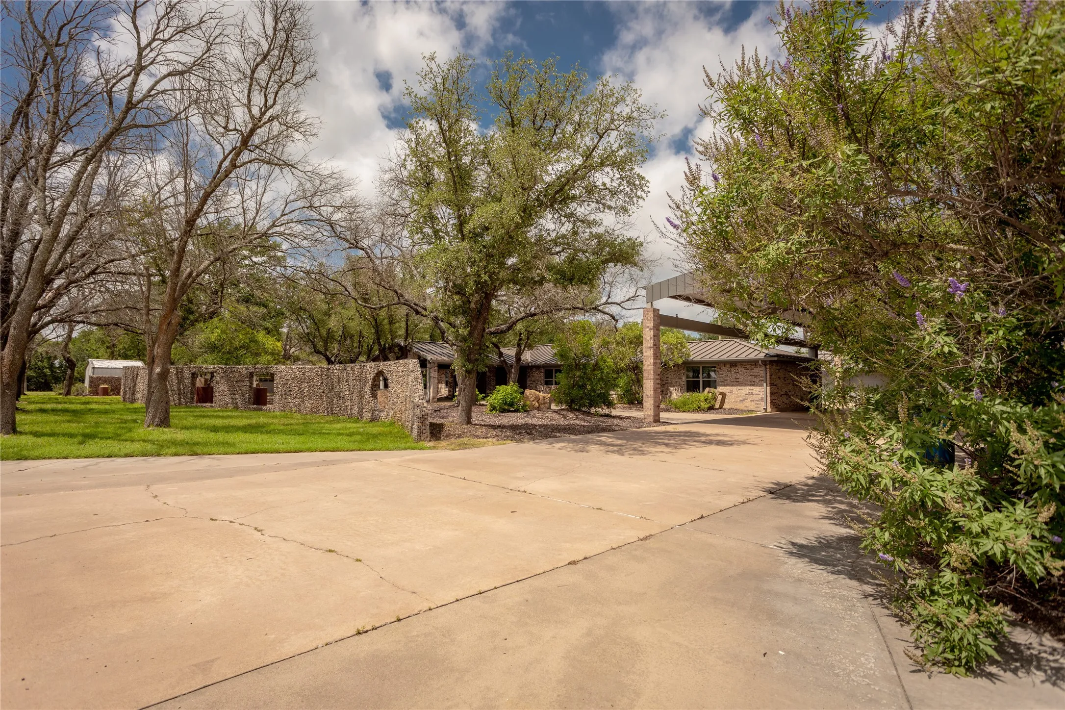 Single Family Residence For Sale in Parker County , 712 Squaw Creek Road, Willow Park, Texas 76087, 3 Bedroom, 3 Bathroom, 10 Garage spaces, 2,128 Sqft, built in 1976, Price $899,500, mls#21362606, Real Estate Agent in Willow Park, Homes For Sale in Parker county, Homes For Sale in Willow Park, Realtor in Willow Park Texas, Real Estate Brokerage Independent Realty Texas, Luminita Cordes Realtor