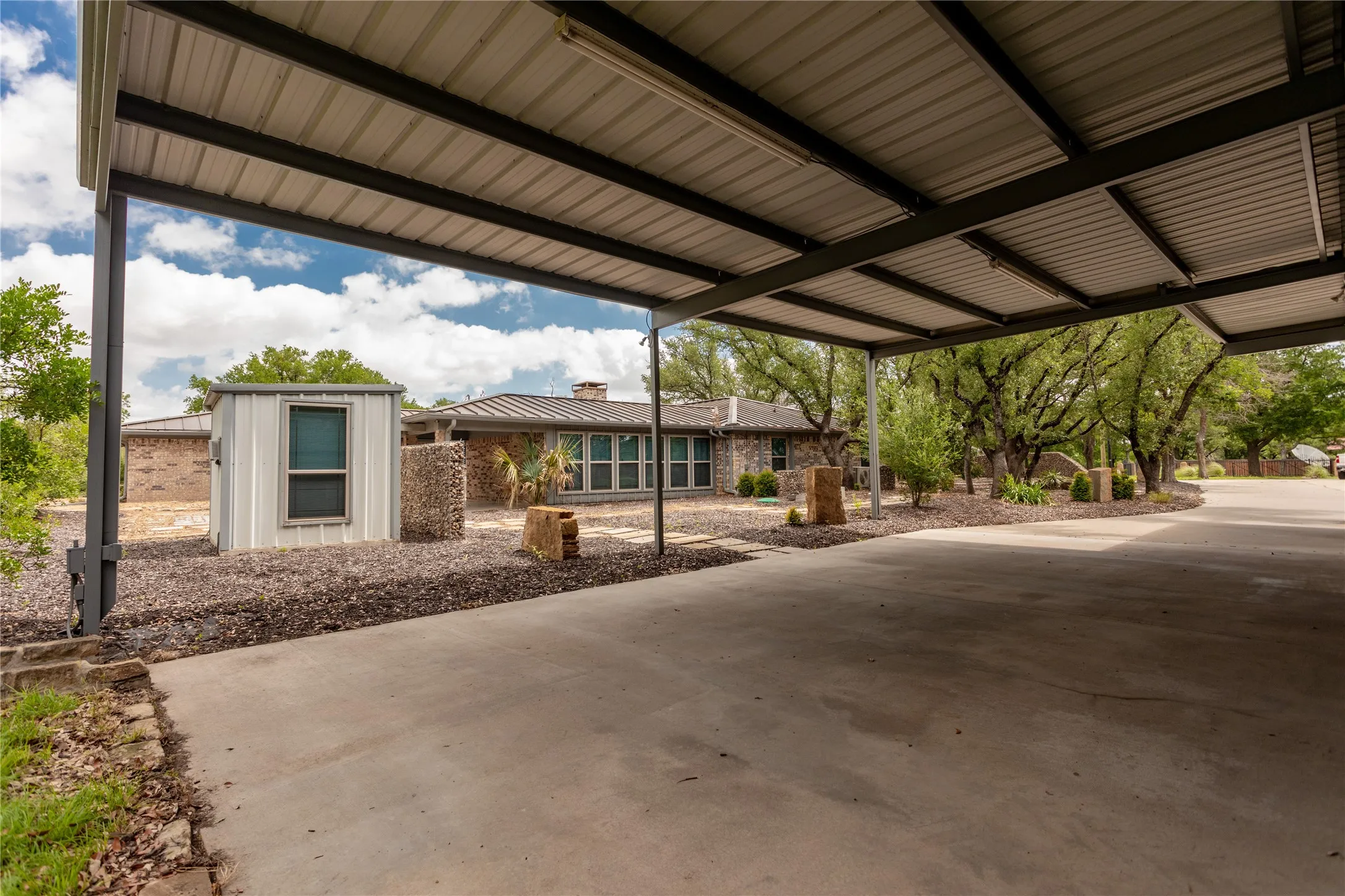 Single Family Residence For Sale in Parker County , 712 Squaw Creek Road, Willow Park, Texas 76087, 3 Bedroom, 3 Bathroom, 10 Garage spaces, 2,128 Sqft, built in 1976, Price $899,500, mls#21362606, Real Estate Agent in Willow Park, Homes For Sale in Parker county, Homes For Sale in Willow Park, Realtor in Willow Park Texas, Real Estate Brokerage Independent Realty Texas, Luminita Cordes Realtor