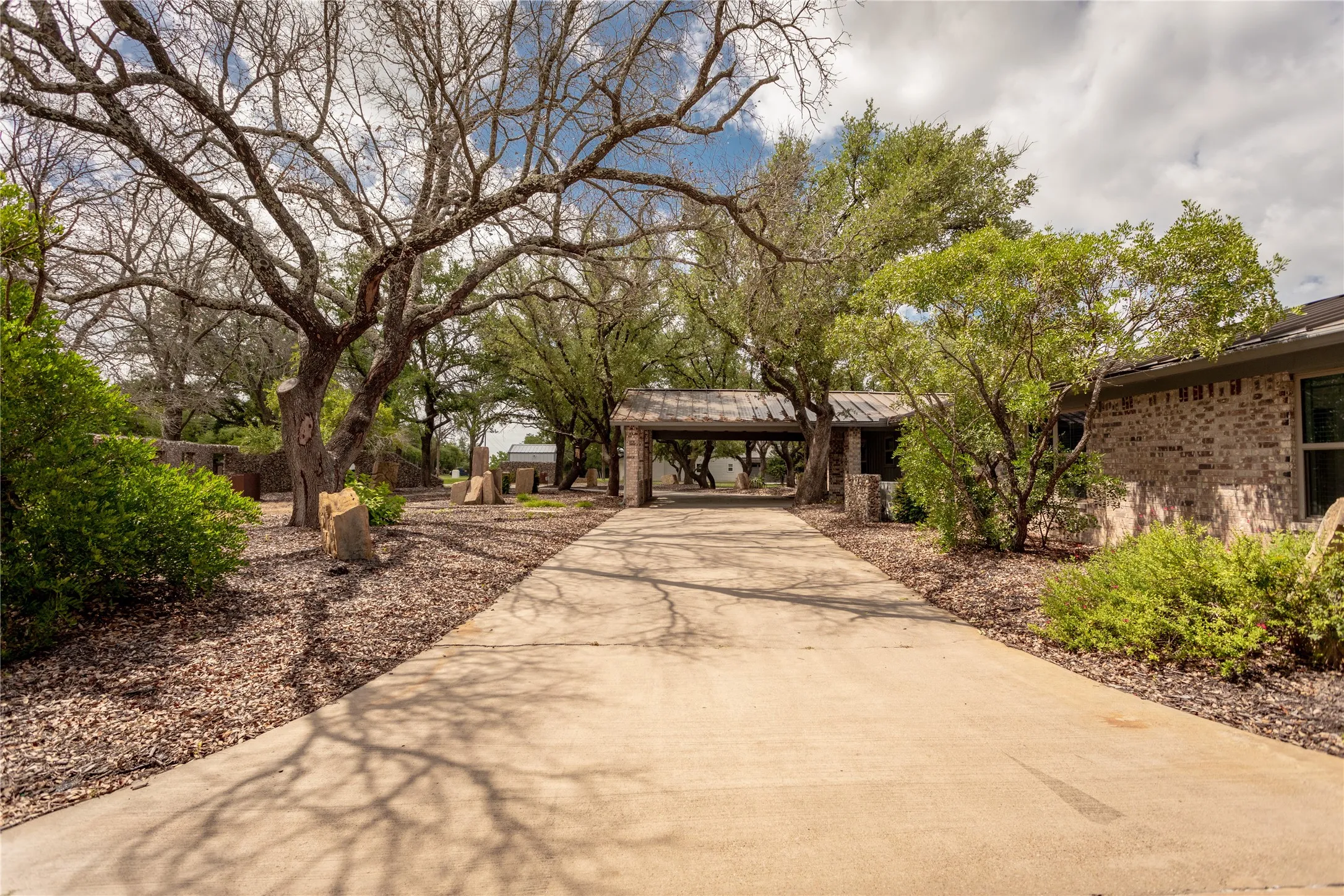 Single Family Residence For Sale in Parker County , 712 Squaw Creek Road, Willow Park, Texas 76087, 3 Bedroom, 3 Bathroom, 10 Garage spaces, 2,128 Sqft, built in 1976, Price $899,500, mls#21362606, Real Estate Agent in Willow Park, Homes For Sale in Parker county, Homes For Sale in Willow Park, Realtor in Willow Park Texas, Real Estate Brokerage Independent Realty Texas, Luminita Cordes Realtor