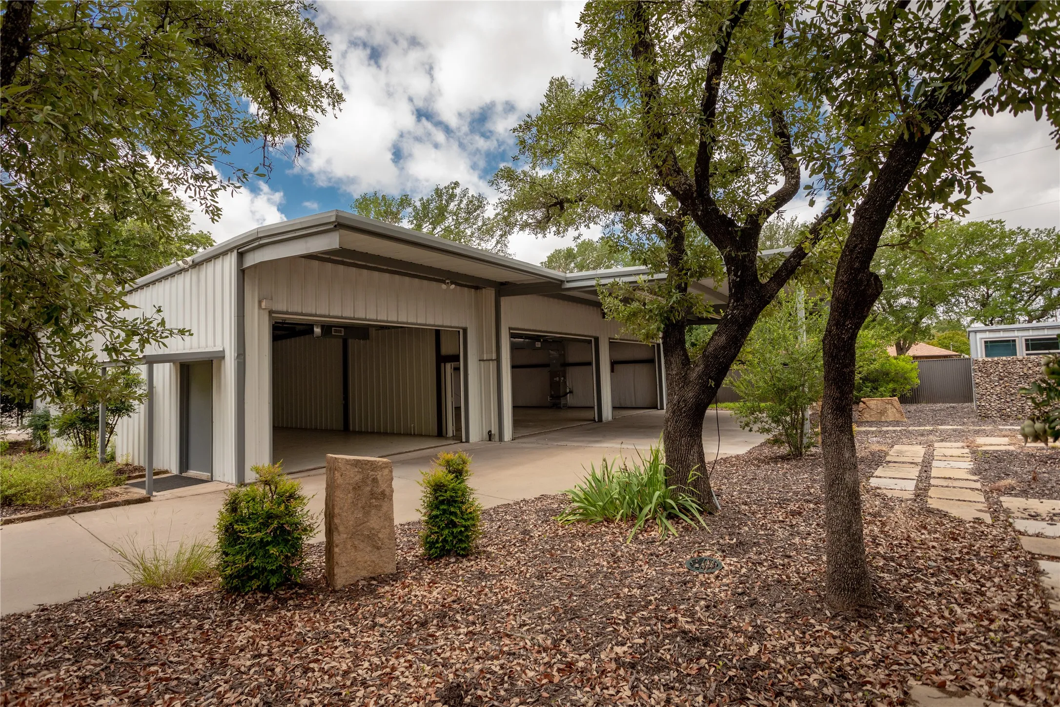 Single Family Residence For Sale in Parker County , 712 Squaw Creek Road, Willow Park, Texas 76087, 3 Bedroom, 3 Bathroom, 10 Garage spaces, 2,128 Sqft, built in 1976, Price $899,500, mls#21362606, Real Estate Agent in Willow Park, Homes For Sale in Parker county, Homes For Sale in Willow Park, Realtor in Willow Park Texas, Real Estate Brokerage Independent Realty Texas, Luminita Cordes Realtor