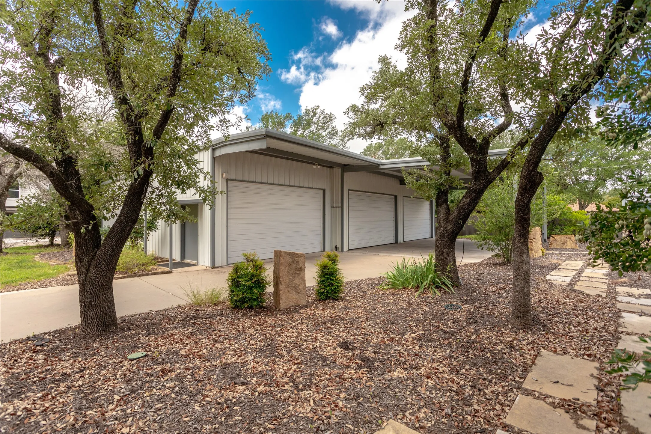 Single Family Residence For Sale in Parker County , 712 Squaw Creek Road, Willow Park, Texas 76087, 3 Bedroom, 3 Bathroom, 10 Garage spaces, 2,128 Sqft, built in 1976, Price $899,500, mls#21362606, Real Estate Agent in Willow Park, Homes For Sale in Parker county, Homes For Sale in Willow Park, Realtor in Willow Park Texas, Real Estate Brokerage Independent Realty Texas, Luminita Cordes Realtor