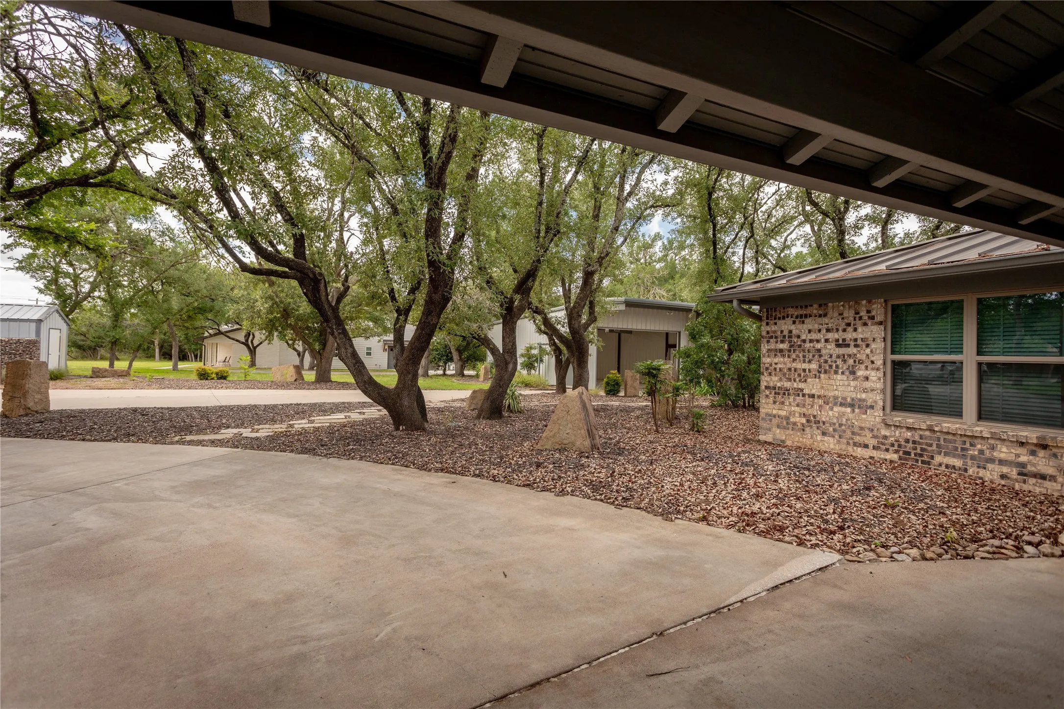 Single Family Residence For Sale in Parker County , 712 Squaw Creek Road, Willow Park, Texas 76087, 3 Bedroom, 3 Bathroom, 10 Garage spaces, 2,128 Sqft, built in 1976, Price $899,500, mls#21362606, Real Estate Agent in Willow Park, Homes For Sale in Parker county, Homes For Sale in Willow Park, Realtor in Willow Park Texas, Real Estate Brokerage Independent Realty Texas, Luminita Cordes Realtor