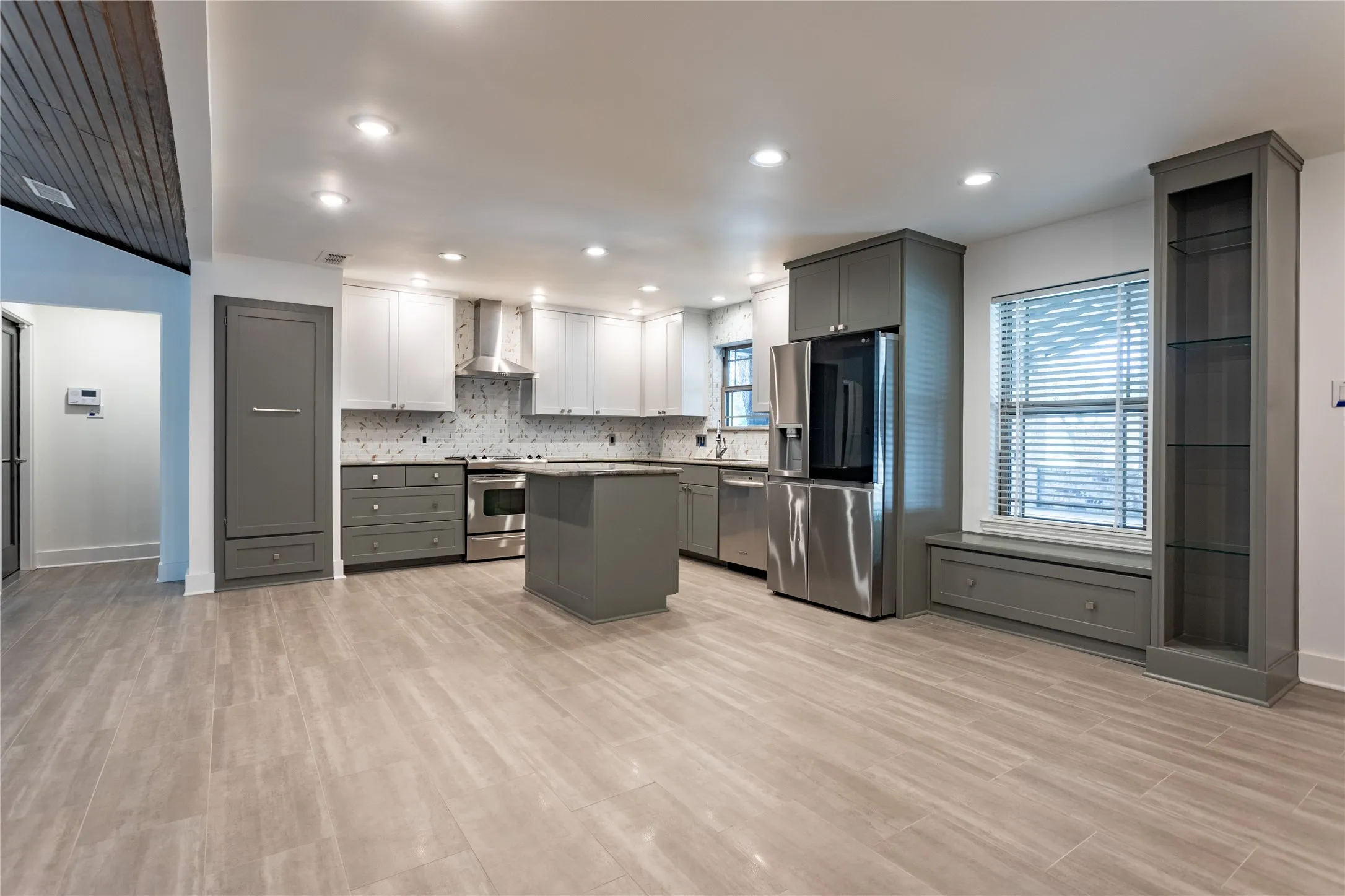 Single Family Residence For Sale in Parker County , 712 Squaw Creek Road, Willow Park, Texas 76087, 3 Bedroom, 3 Bathroom, 10 Garage spaces, 2,128 Sqft, built in 1976, Price $899,500, mls#21362606, Real Estate Agent in Willow Park, Homes For Sale in Parker county, Homes For Sale in Willow Park, Realtor in Willow Park Texas, Real Estate Brokerage Independent Realty Texas, Luminita Cordes Realtor