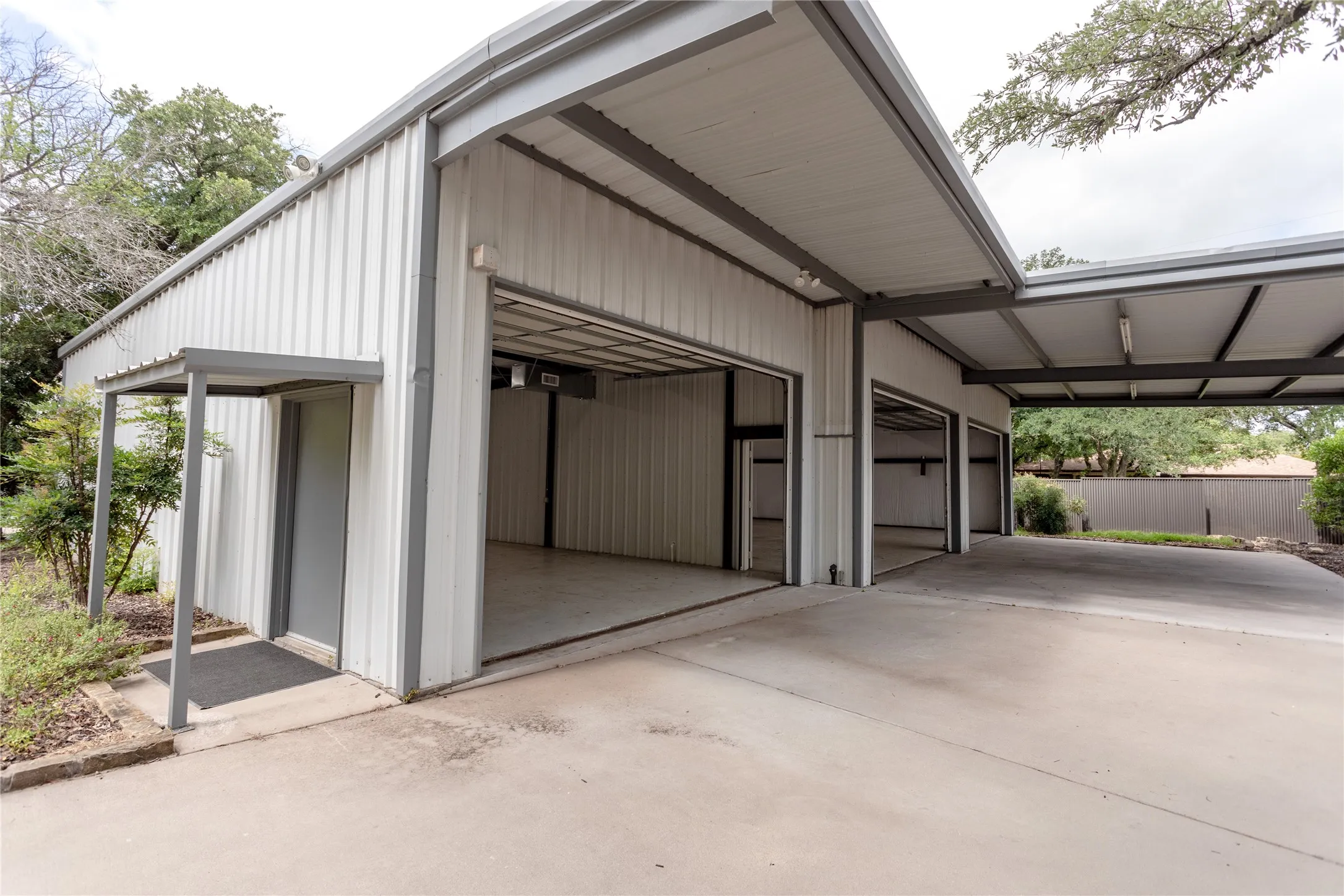 Single Family Residence For Sale in Parker County , 712 Squaw Creek Road, Willow Park, Texas 76087, 3 Bedroom, 3 Bathroom, 10 Garage spaces, 2,128 Sqft, built in 1976, Price $899,500, mls#21362606, Real Estate Agent in Willow Park, Homes For Sale in Parker county, Homes For Sale in Willow Park, Realtor in Willow Park Texas, Real Estate Brokerage Independent Realty Texas, Luminita Cordes Realtor