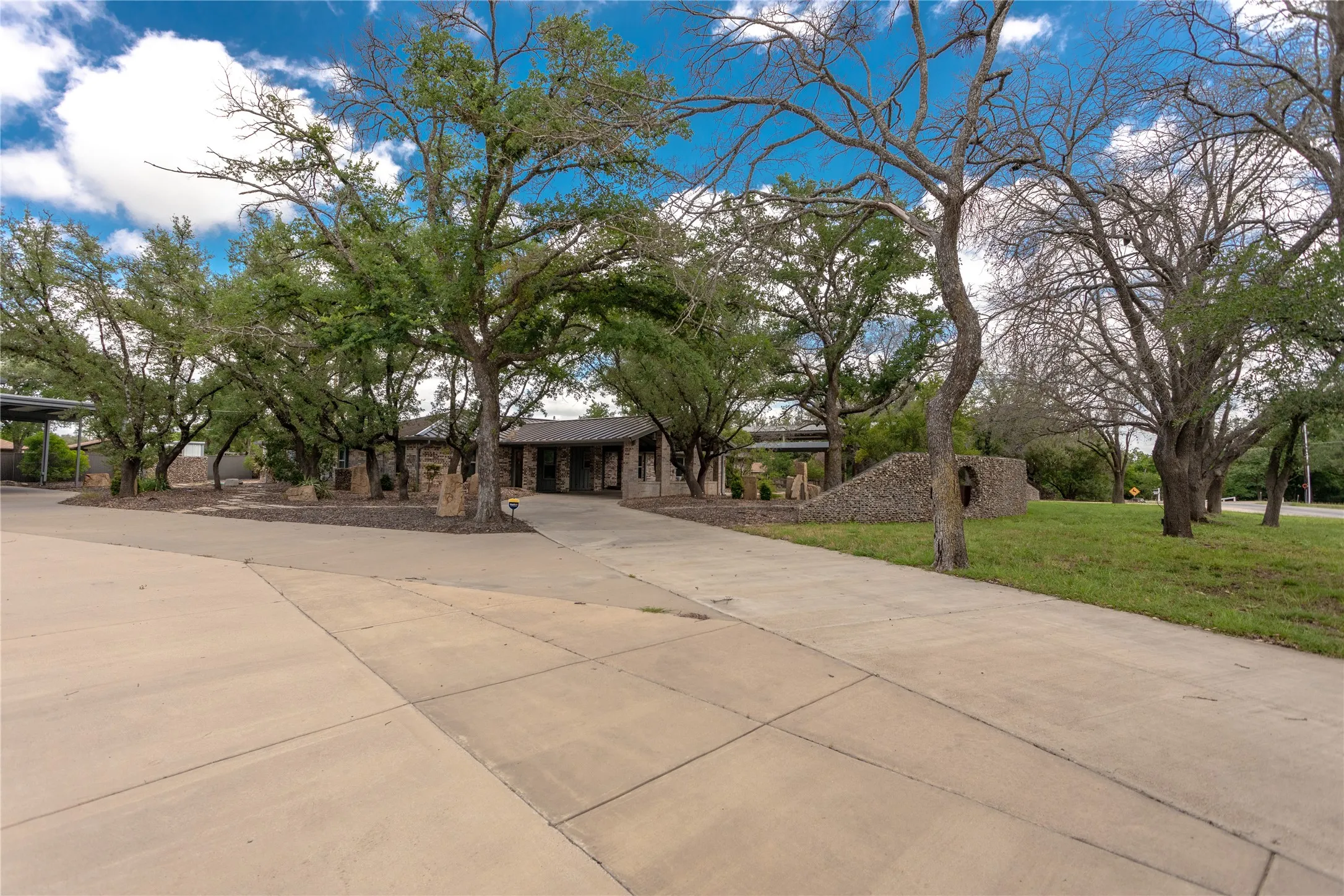 Single Family Residence For Sale in Parker County , 712 Squaw Creek Road, Willow Park, Texas 76087, 3 Bedroom, 3 Bathroom, 10 Garage spaces, 2,128 Sqft, built in 1976, Price $899,500, mls#21362606, Real Estate Agent in Willow Park, Homes For Sale in Parker county, Homes For Sale in Willow Park, Realtor in Willow Park Texas, Real Estate Brokerage Independent Realty Texas, Luminita Cordes Realtor