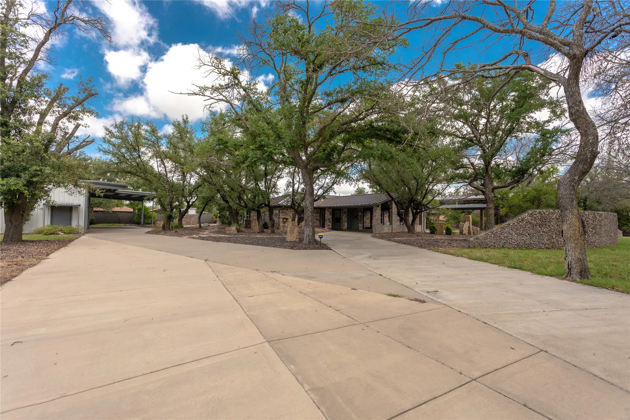 Single Family Residence For Sale in Parker County , 712 Squaw Creek Road, Willow Park, Texas 76087, 3 Bedroom, 3 Bathroom, 10 Garage spaces, 2,128 Sqft, built in 1976, Price $899,500, mls#21362606, Real Estate Agent in Willow Park, Homes For Sale in Parker county, Homes For Sale in Willow Park, Realtor in Willow Park Texas, Real Estate Brokerage Independent Realty Texas, Luminita Cordes Realtor