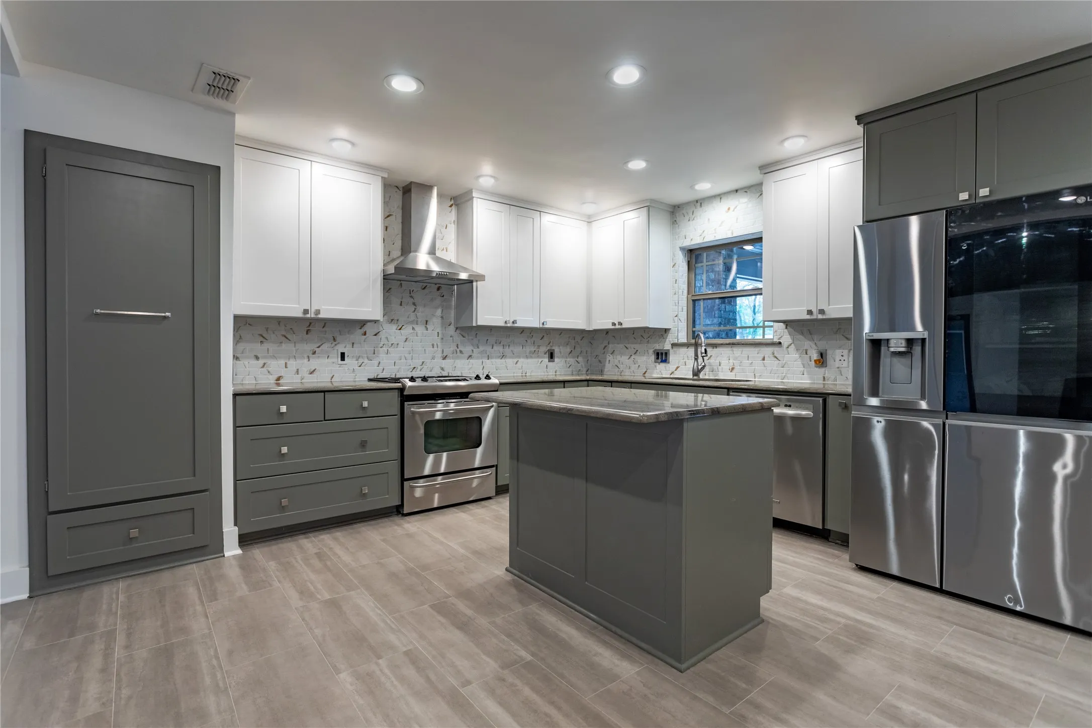 Single Family Residence For Sale in Parker County , 712 Squaw Creek Road, Willow Park, Texas 76087, 3 Bedroom, 3 Bathroom, 10 Garage spaces, 2,128 Sqft, built in 1976, Price $899,500, mls#21362606, Real Estate Agent in Willow Park, Homes For Sale in Parker county, Homes For Sale in Willow Park, Realtor in Willow Park Texas, Real Estate Brokerage Independent Realty Texas, Luminita Cordes Realtor