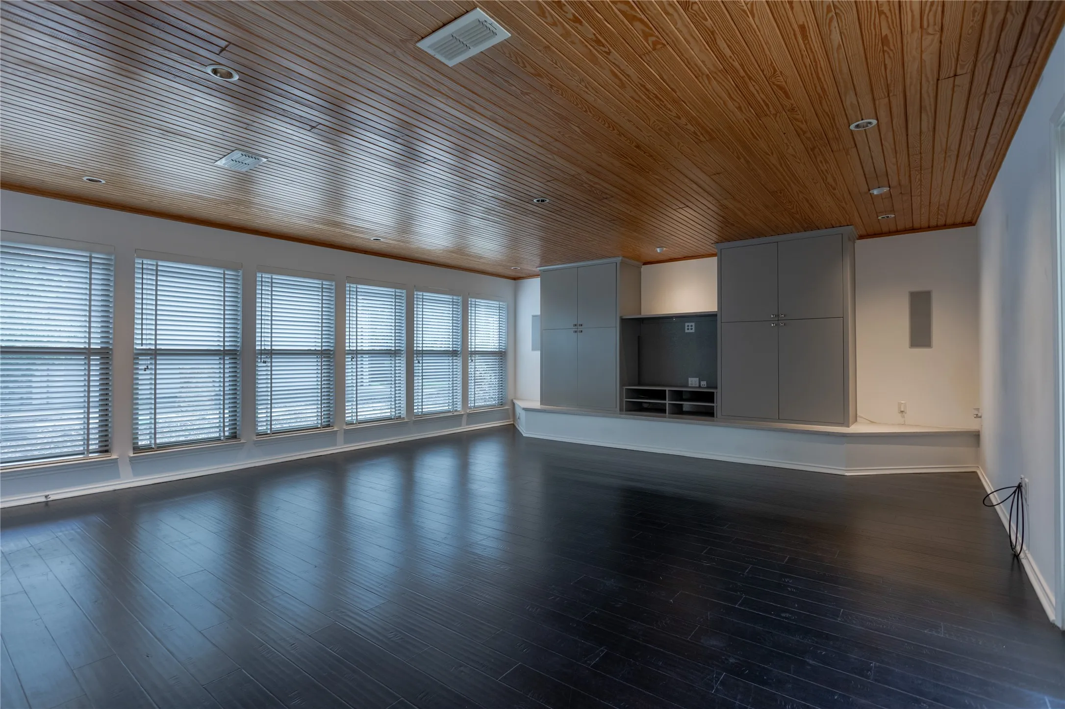 Single Family Residence For Sale in Parker County , 712 Squaw Creek Road, Willow Park, Texas 76087, 3 Bedroom, 3 Bathroom, 10 Garage spaces, 2,128 Sqft, built in 1976, Price $899,500, mls#21362606, Real Estate Agent in Willow Park, Homes For Sale in Parker county, Homes For Sale in Willow Park, Realtor in Willow Park Texas, Real Estate Brokerage Independent Realty Texas, Luminita Cordes Realtor
