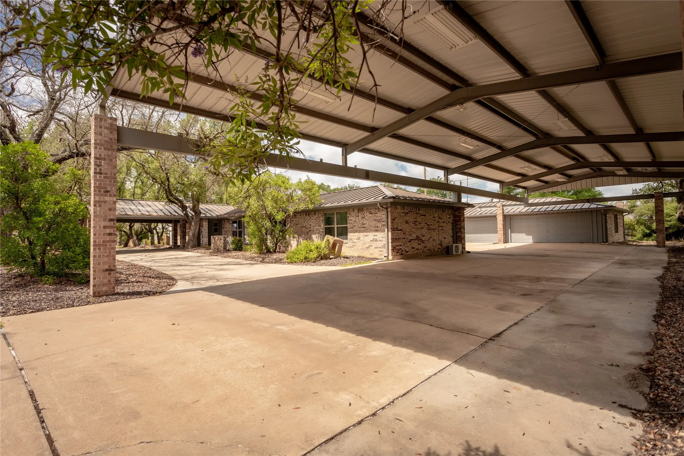 Single Family Residence For Sale in Parker County , 712 Squaw Creek Road, Willow Park, Texas 76087, 3 Bedroom, 3 Bathroom, 10 Garage spaces, 2,128 Sqft, built in 1976, Price $899,500, mls#21362606, Real Estate Agent in Willow Park, Homes For Sale in Parker county, Homes For Sale in Willow Park, Realtor in Willow Park Texas, Real Estate Brokerage Independent Realty Texas, Luminita Cordes Realtor