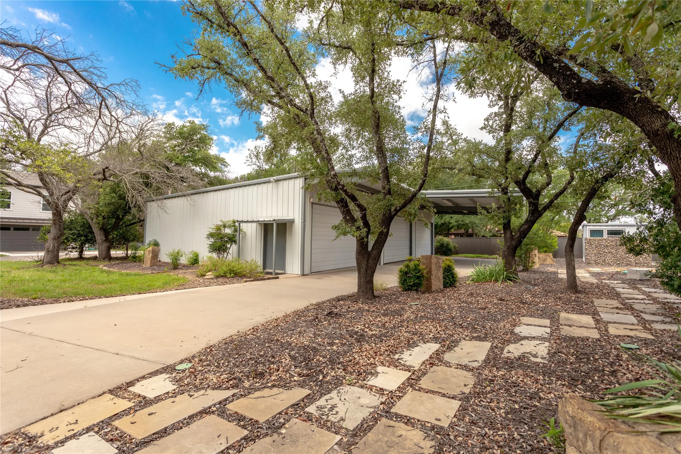 Single Family Residence For Sale in Parker County , 712 Squaw Creek Road, Willow Park, Texas 76087, 3 Bedroom, 3 Bathroom, 10 Garage spaces, 2,128 Sqft, built in 1976, Price $899,500, mls#21362606, Real Estate Agent in Willow Park, Homes For Sale in Parker county, Homes For Sale in Willow Park, Realtor in Willow Park Texas, Real Estate Brokerage Independent Realty Texas, Luminita Cordes Realtor