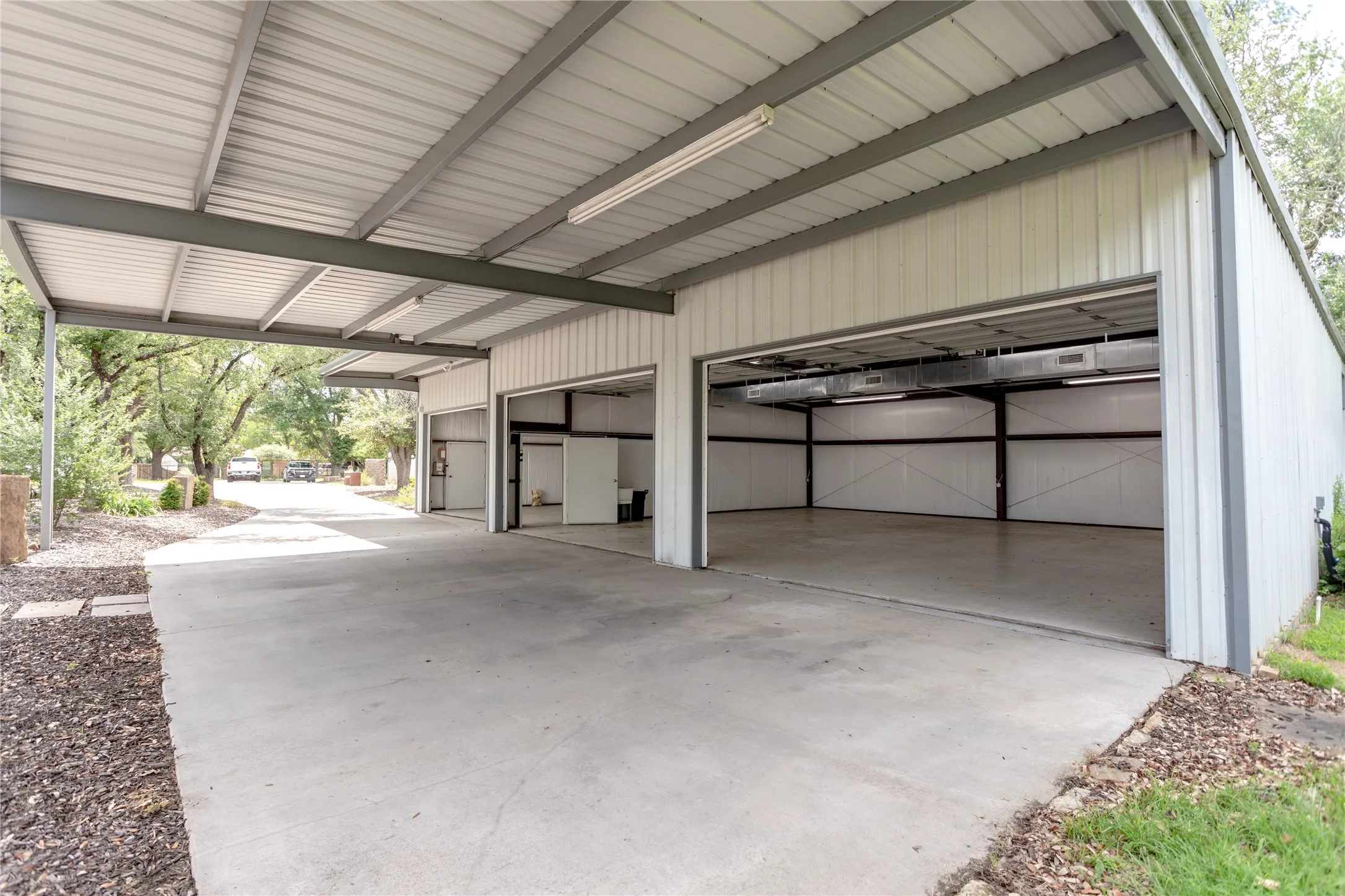 Single Family Residence For Sale in Parker County , 712 Squaw Creek Road, Willow Park, Texas 76087, 3 Bedroom, 3 Bathroom, 10 Garage spaces, 2,128 Sqft, built in 1976, Price $899,500, mls#21362606, Real Estate Agent in Willow Park, Homes For Sale in Parker county, Homes For Sale in Willow Park, Realtor in Willow Park Texas, Real Estate Brokerage Independent Realty Texas, Luminita Cordes Realtor