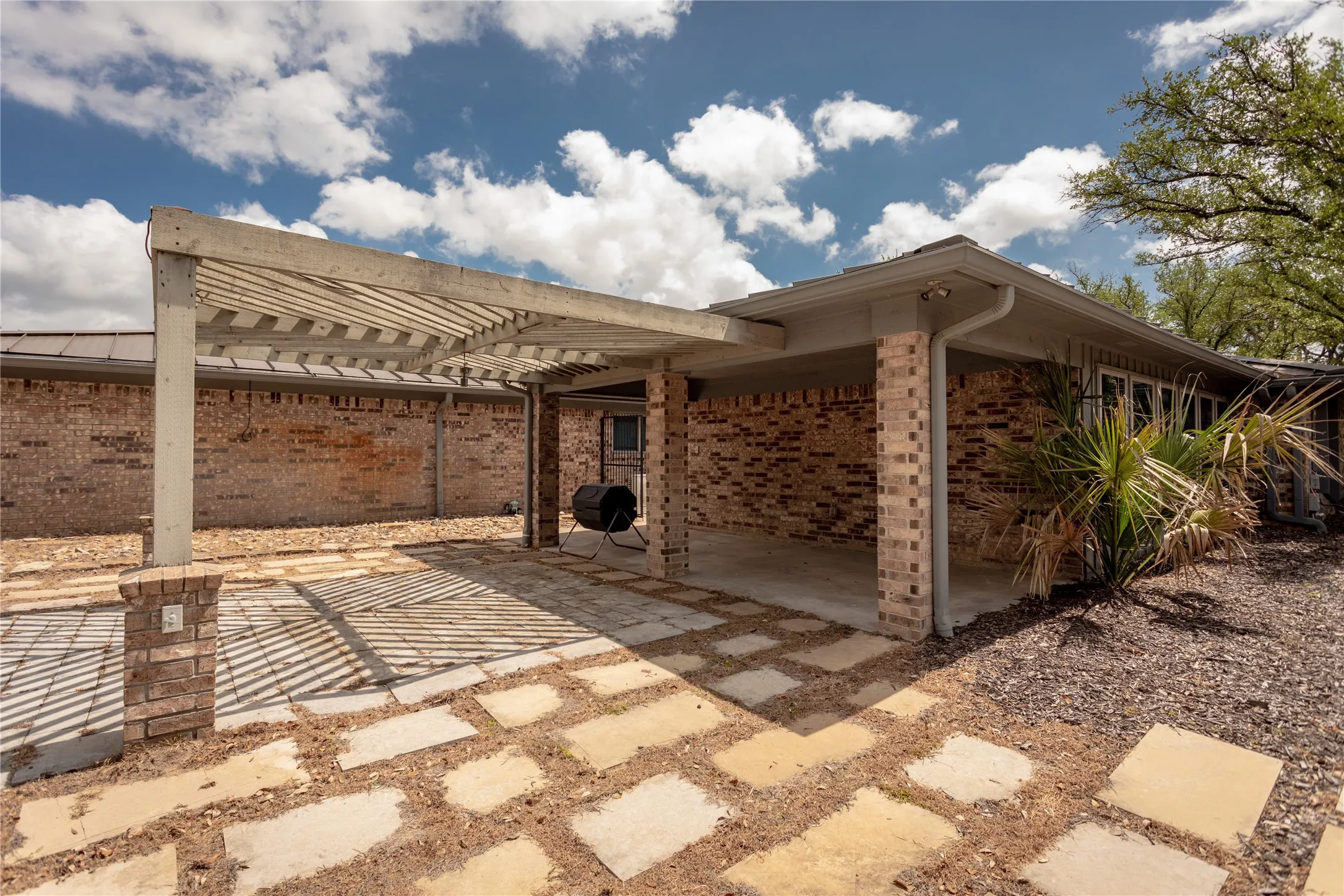 Single Family Residence For Sale in Parker County , 712 Squaw Creek Road, Willow Park, Texas 76087, 3 Bedroom, 3 Bathroom, 10 Garage spaces, 2,128 Sqft, built in 1976, Price $899,500, mls#21362606, Real Estate Agent in Willow Park, Homes For Sale in Parker county, Homes For Sale in Willow Park, Realtor in Willow Park Texas, Real Estate Brokerage Independent Realty Texas, Luminita Cordes Realtor