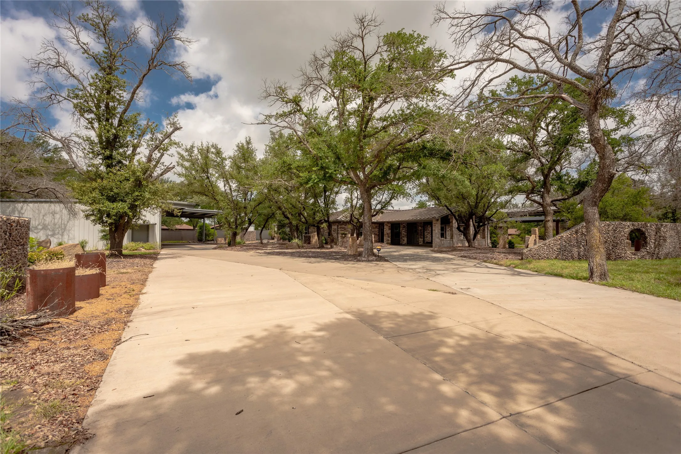 Single Family Residence For Sale in Parker County , 712 Squaw Creek Road, Willow Park, Texas 76087, 3 Bedroom, 3 Bathroom, 10 Garage spaces, 2,128 Sqft, built in 1976, Price $899,500, mls#21362606, Real Estate Agent in Willow Park, Homes For Sale in Parker county, Homes For Sale in Willow Park, Realtor in Willow Park Texas, Real Estate Brokerage Independent Realty Texas, Luminita Cordes Realtor