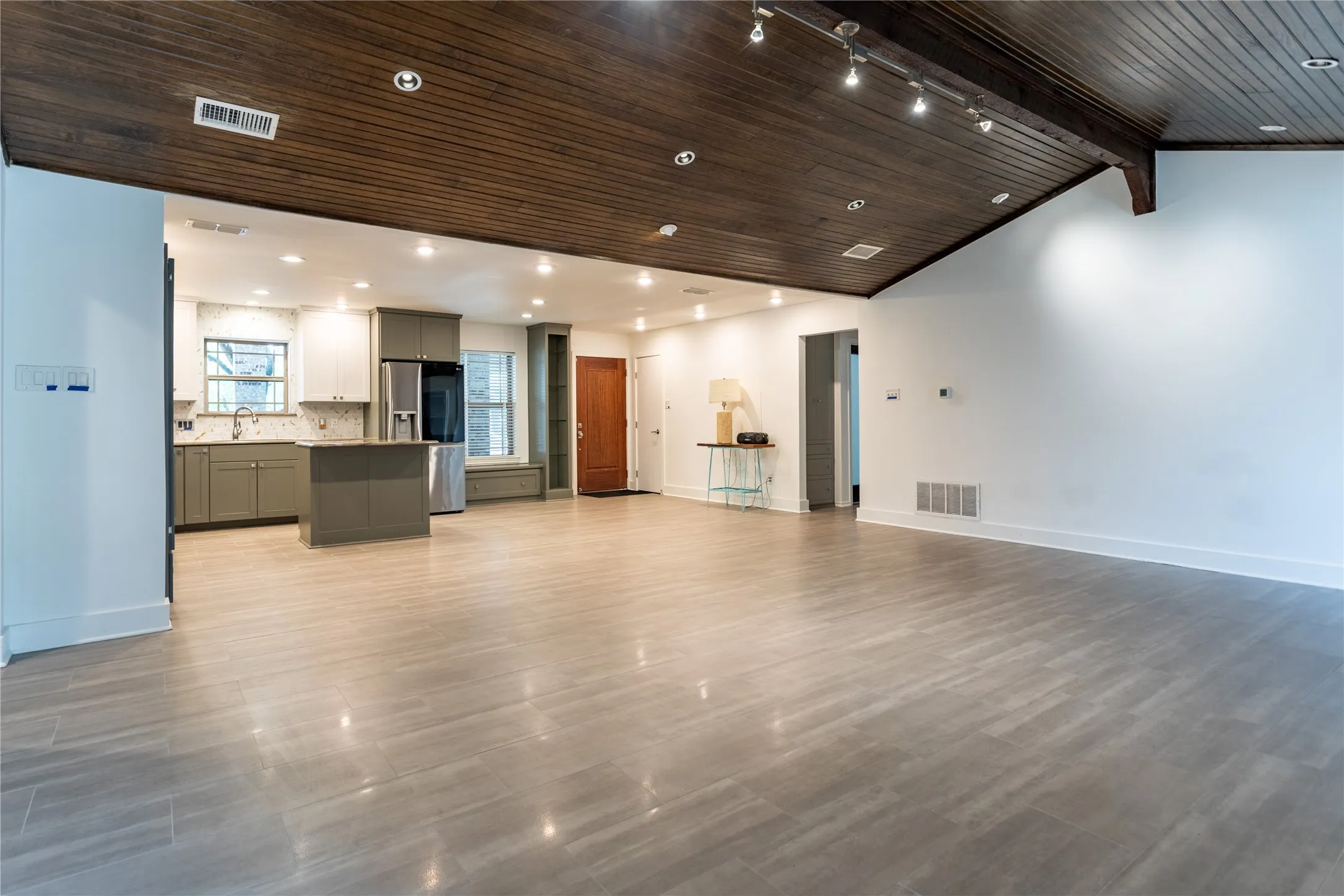 Single Family Residence For Sale in Parker County , 712 Squaw Creek Road, Willow Park, Texas 76087, 3 Bedroom, 3 Bathroom, 10 Garage spaces, 2,128 Sqft, built in 1976, Price $899,500, mls#21362606, Real Estate Agent in Willow Park, Homes For Sale in Parker county, Homes For Sale in Willow Park, Realtor in Willow Park Texas, Real Estate Brokerage Independent Realty Texas, Luminita Cordes Realtor
