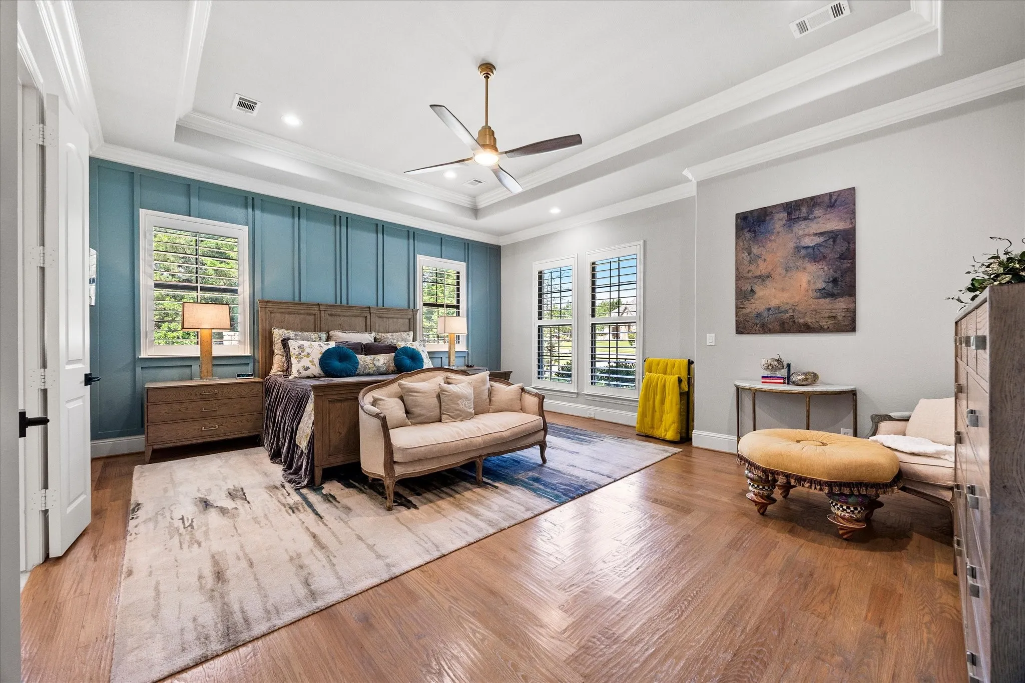 Tray ceiling with recessed lighting and a ceiling fan