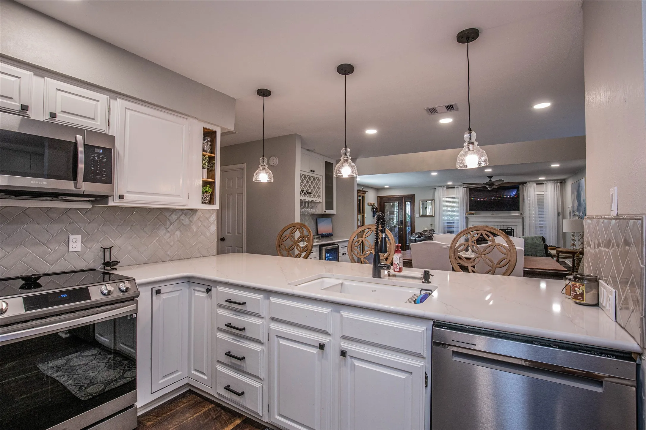 Condominium For Sale in Mc Lennan County , 135 Pleasant Grove Lane, Waco, Texas 76712, 3 Bedroom, 2 Bathroom, 1 Garage spaces, 1,786 Sqft, built in 1985, Price $295,000, mls#21362141, Real Estate Agent in Waco, Homes For Sale in Mc Lennan county, Homes For Sale in Waco, Realtor in Waco Texas, Real Estate Brokerage Independent Realty Texas, Luminita Cordes Realtor