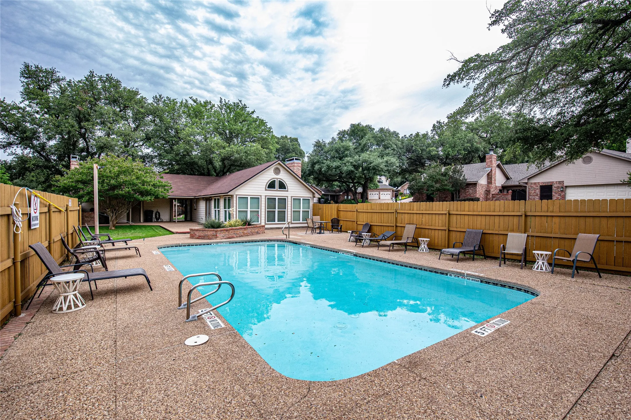 Condominium For Sale in Mc Lennan County , 135 Pleasant Grove Lane, Waco, Texas 76712, 3 Bedroom, 2 Bathroom, 1 Garage spaces, 1,786 Sqft, built in 1985, Price $295,000, mls#21362141, Real Estate Agent in Waco, Homes For Sale in Mc Lennan county, Homes For Sale in Waco, Realtor in Waco Texas, Real Estate Brokerage Independent Realty Texas, Luminita Cordes Realtor