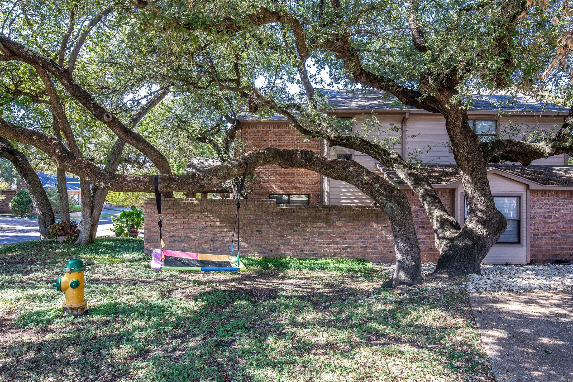 Condominium For Sale in Mc Lennan County , 135 Pleasant Grove Lane, Waco, Texas 76712, 3 Bedroom, 2 Bathroom, 1 Garage spaces, 1,786 Sqft, built in 1985, Price $295,000, mls#21362141, Real Estate Agent in Waco, Homes For Sale in Mc Lennan county, Homes For Sale in Waco, Realtor in Waco Texas, Real Estate Brokerage Independent Realty Texas, Luminita Cordes Realtor