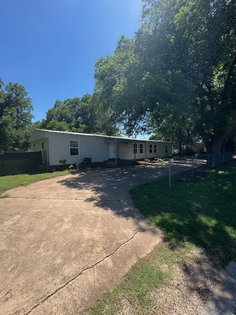 Single Family Residence For Rent in Taylor County , 425 N 3rd Street, Buffalo Gap, Texas 79508, 4 Bedroom, 2 Bathroom, Garage spaces, 2,128 Sqft, built in 1972, mls#21362613, Real Estate Agent in Buffalo Gap, Homes For Rent in Taylor county, Homes For Rent in Buffalo Gap, Realtor in Buffalo Gap Texas, Real Estate Brokerage Independent Realty Texas, Luminita Cordes Realtor