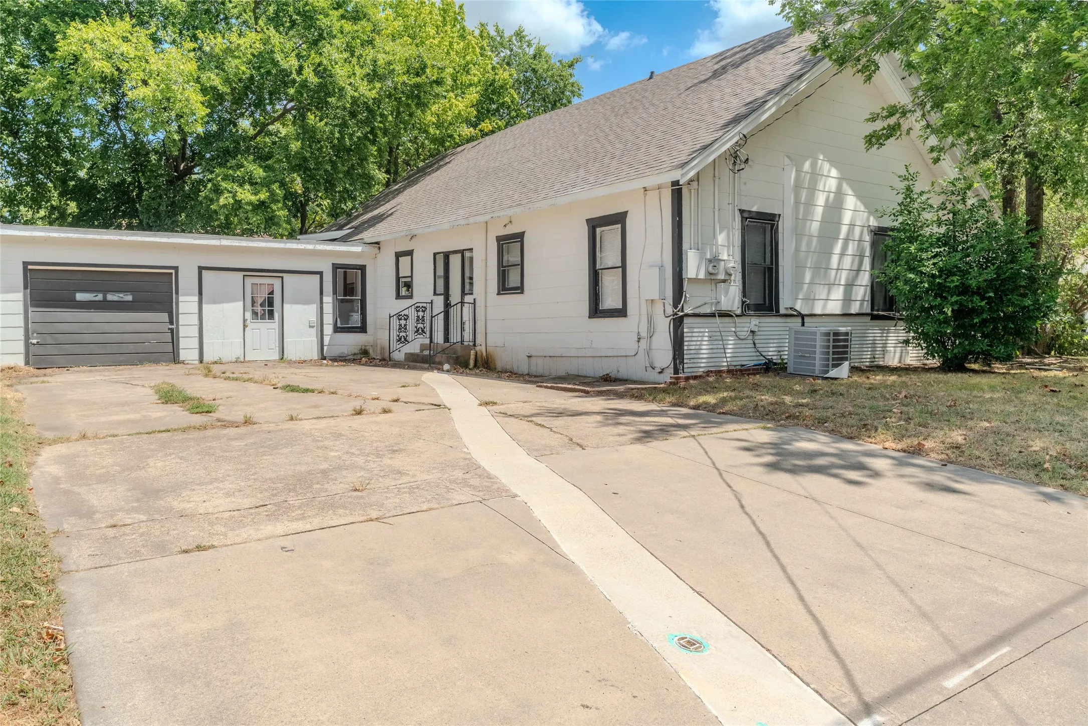 Duplex For Sale in Hunt County , 1406 Sycamore Street, Commerce, Texas 75428, 5 Bedroom, 3 Bathroom, Garage spaces, 0 Sqft, built in 1943, mls#21362014, Real Estate Agent in Commerce, Homes For Sale in Hunt county, Homes For Sale in Commerce, Realtor in Commerce Texas, Real Estate Brokerage Independent Realty Texas, Luminita Cordes Realtor