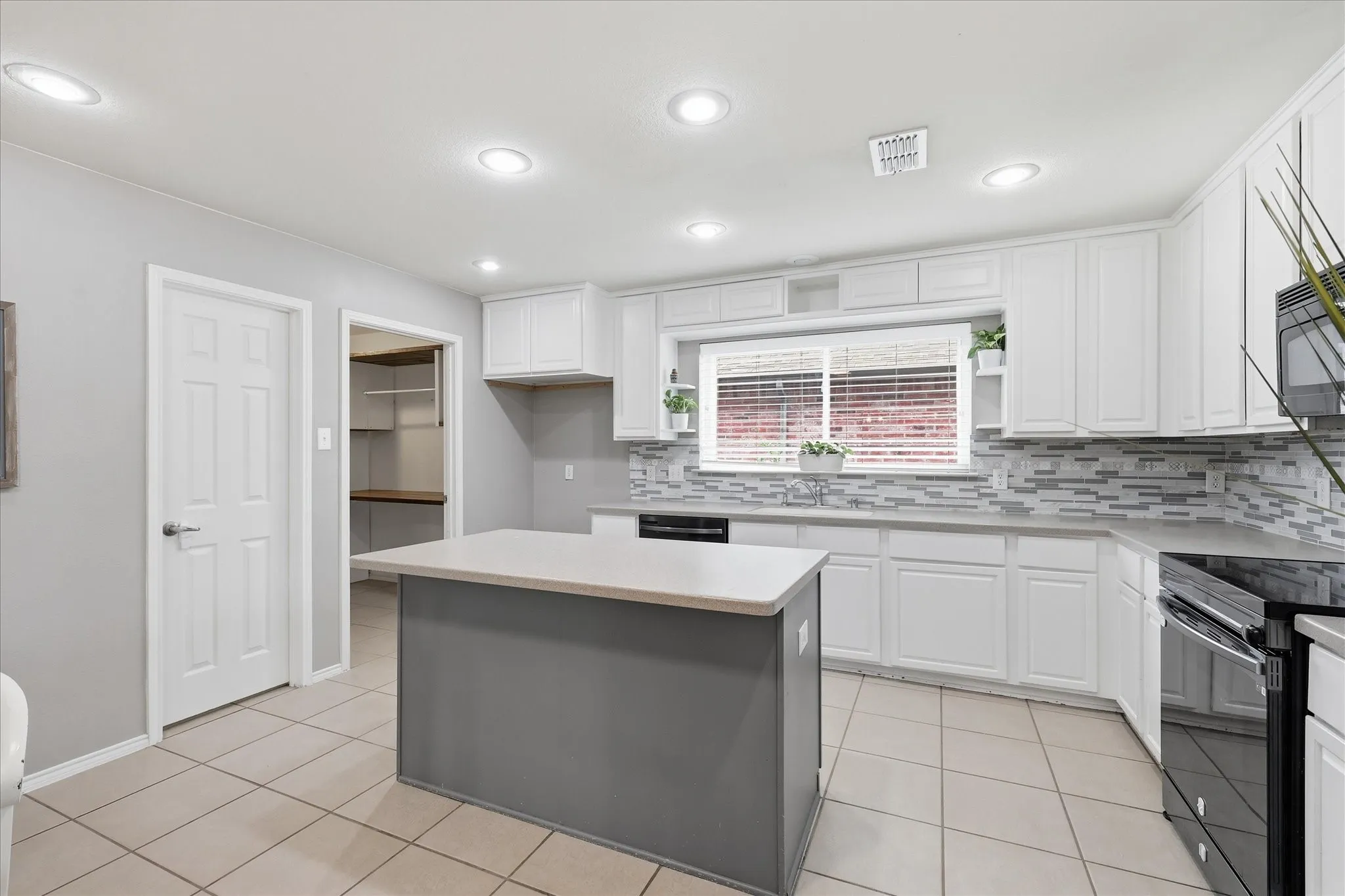 Single Family Residence For Sale in Collin County , 300 Highland Ridge Drive, Wylie, Texas 75098, 5 Bedroom, 4 Bathroom, 2 Garage spaces, 3,120 Sqft, built in 2007, mls#21362609, Real Estate Agent in Wylie, Homes For Sale in Collin county, Homes For Sale in Wylie, Realtor in Wylie Texas, Real Estate Brokerage Independent Realty Texas, Luminita Cordes Realtor