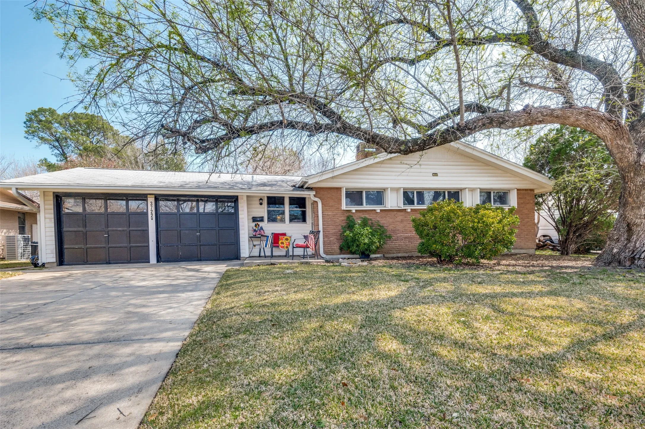 Single Family Residence For Sale in Dallas County , 3722 Devonshire Court W, Irving, Texas 75062, 3 Bedroom, 2 Bathroom, 2 Garage spaces, 1,442 Sqft, built in 1960, mls#21362033, Real Estate Agent in Irving, Homes For Sale in Dallas county, Homes For Sale in Irving, Realtor in Irving Texas, Real Estate Brokerage Independent Realty Texas, Luminita Cordes Realtor