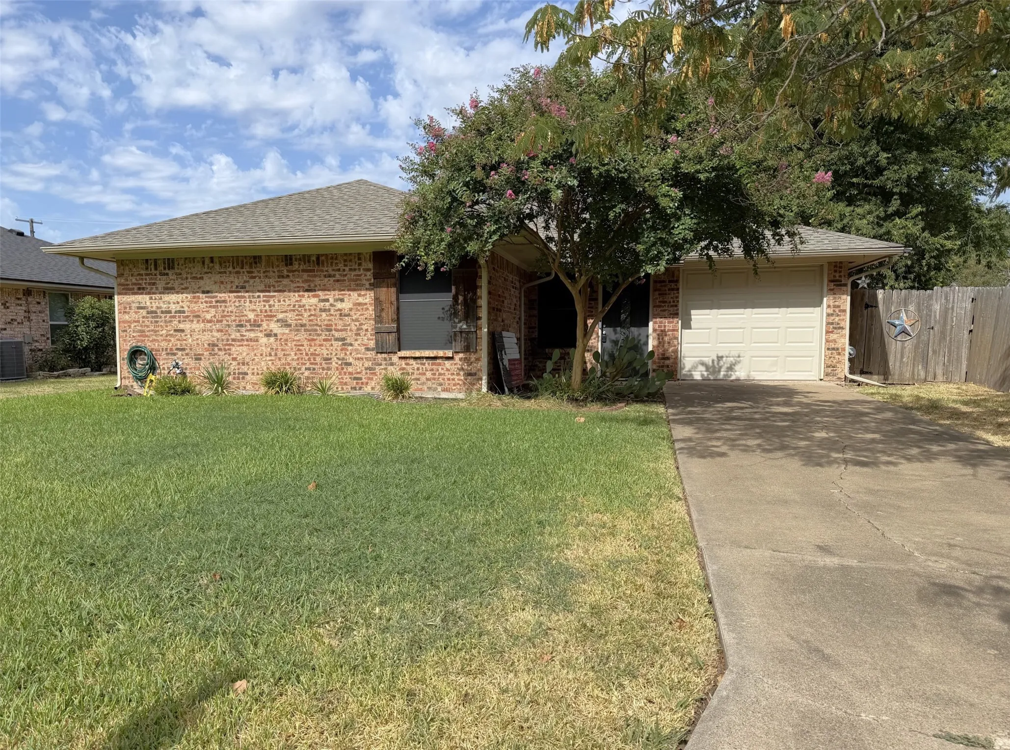 Single Family Residence For Rent in Denton County , 101 Kathryn Drive, Sanger, Texas 76266, 2 Bedroom, 1 Bathroom, 1 Garage spaces, 1,077 Sqft, built in 1982, mls#21362041, Real Estate Agent in Sanger, Homes For Rent in Denton county, Homes For Rent in Sanger, Realtor in Sanger Texas, Real Estate Brokerage Independent Realty Texas, Luminita Cordes Realtor