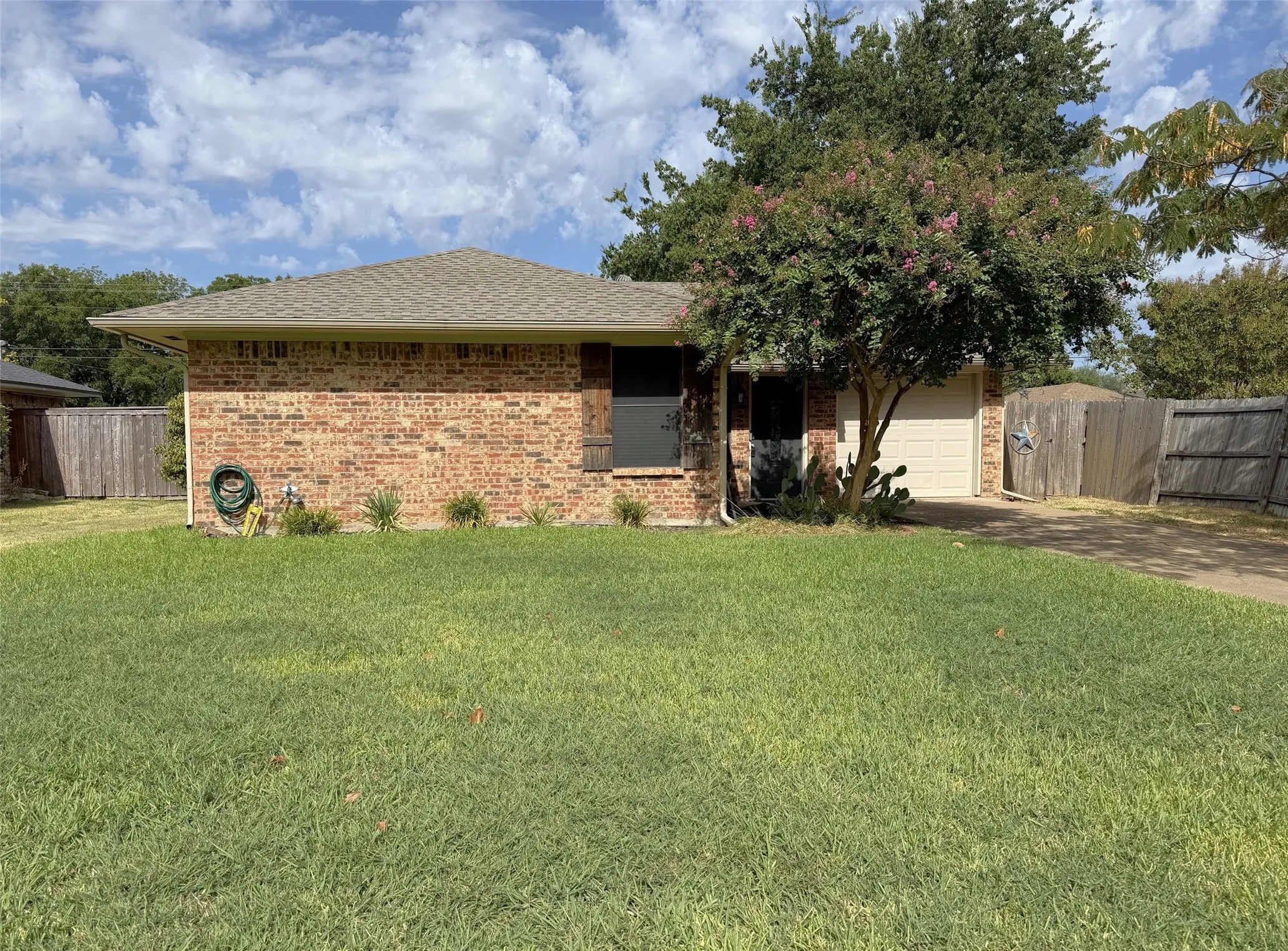 Single Family Residence For Rent in Denton County , 101 Kathryn Drive, Sanger, Texas 76266, 2 Bedroom, 1 Bathroom, 1 Garage spaces, 1,077 Sqft, built in 1982, mls#21362041, Real Estate Agent in Sanger, Homes For Rent in Denton county, Homes For Rent in Sanger, Realtor in Sanger Texas, Real Estate Brokerage Independent Realty Texas, Luminita Cordes Realtor
