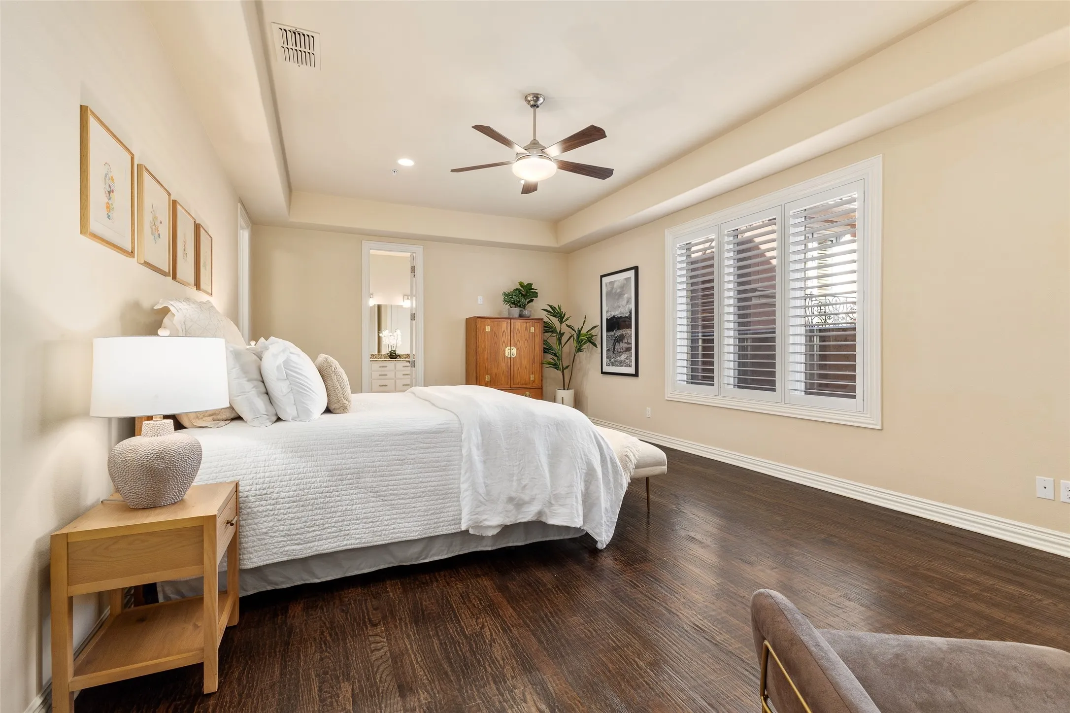 Condominium For Sale in Dallas County , 2811 Hood Street E, Dallas, Texas 75219, 2 Bedroom, 3 Bathroom, 2 Garage spaces, 1,779 Sqft, built in 2011, mls#21361604, Real Estate Agent in Dallas, Homes For Sale in Dallas county, Homes For Sale in Dallas, Realtor in Dallas Texas, Real Estate Brokerage Independent Realty Texas, Luminita Cordes Realtor