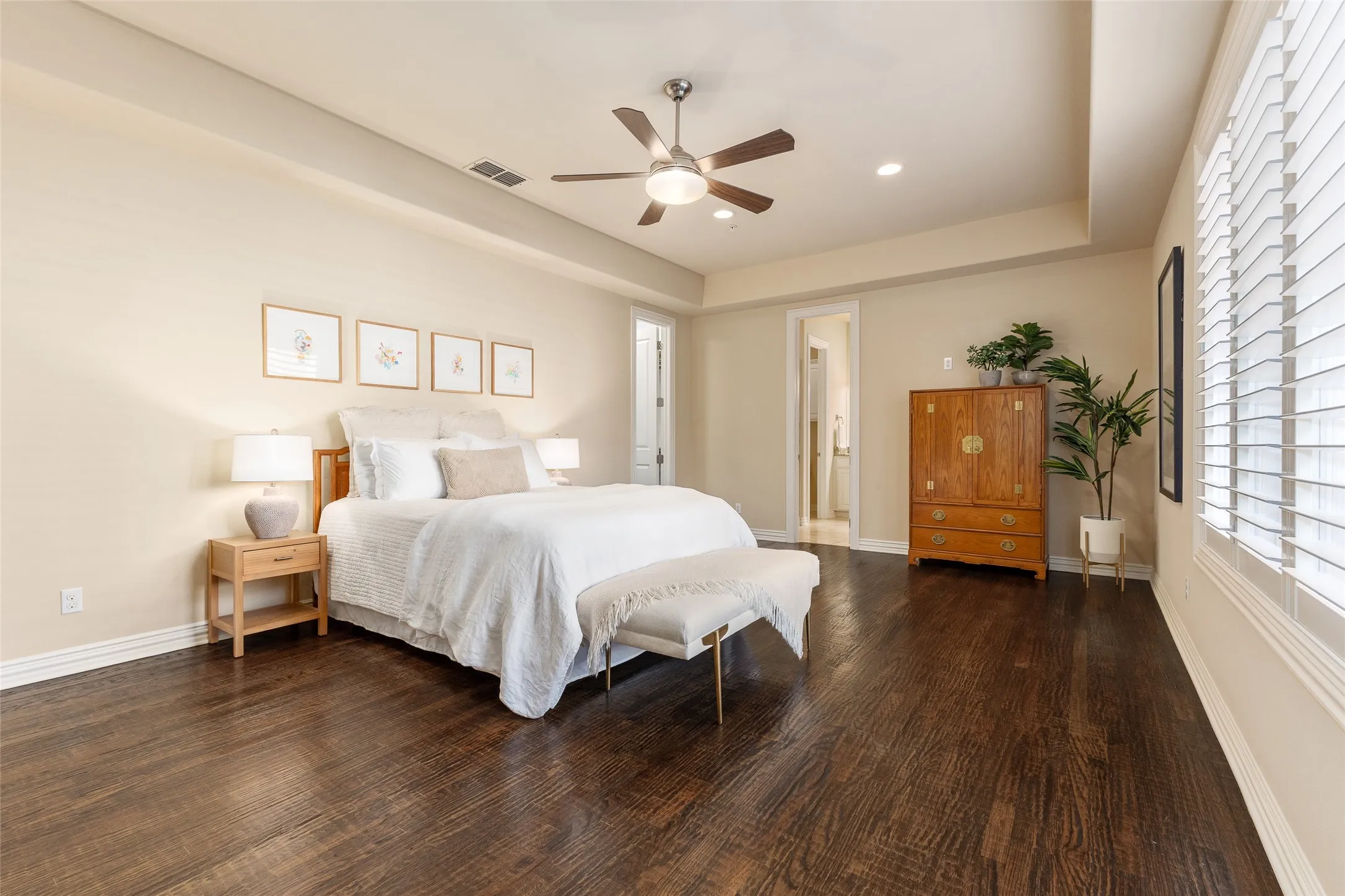 Condominium For Sale in Dallas County , 2811 Hood Street E, Dallas, Texas 75219, 2 Bedroom, 3 Bathroom, 2 Garage spaces, 1,779 Sqft, built in 2011, mls#21361604, Real Estate Agent in Dallas, Homes For Sale in Dallas county, Homes For Sale in Dallas, Realtor in Dallas Texas, Real Estate Brokerage Independent Realty Texas, Luminita Cordes Realtor