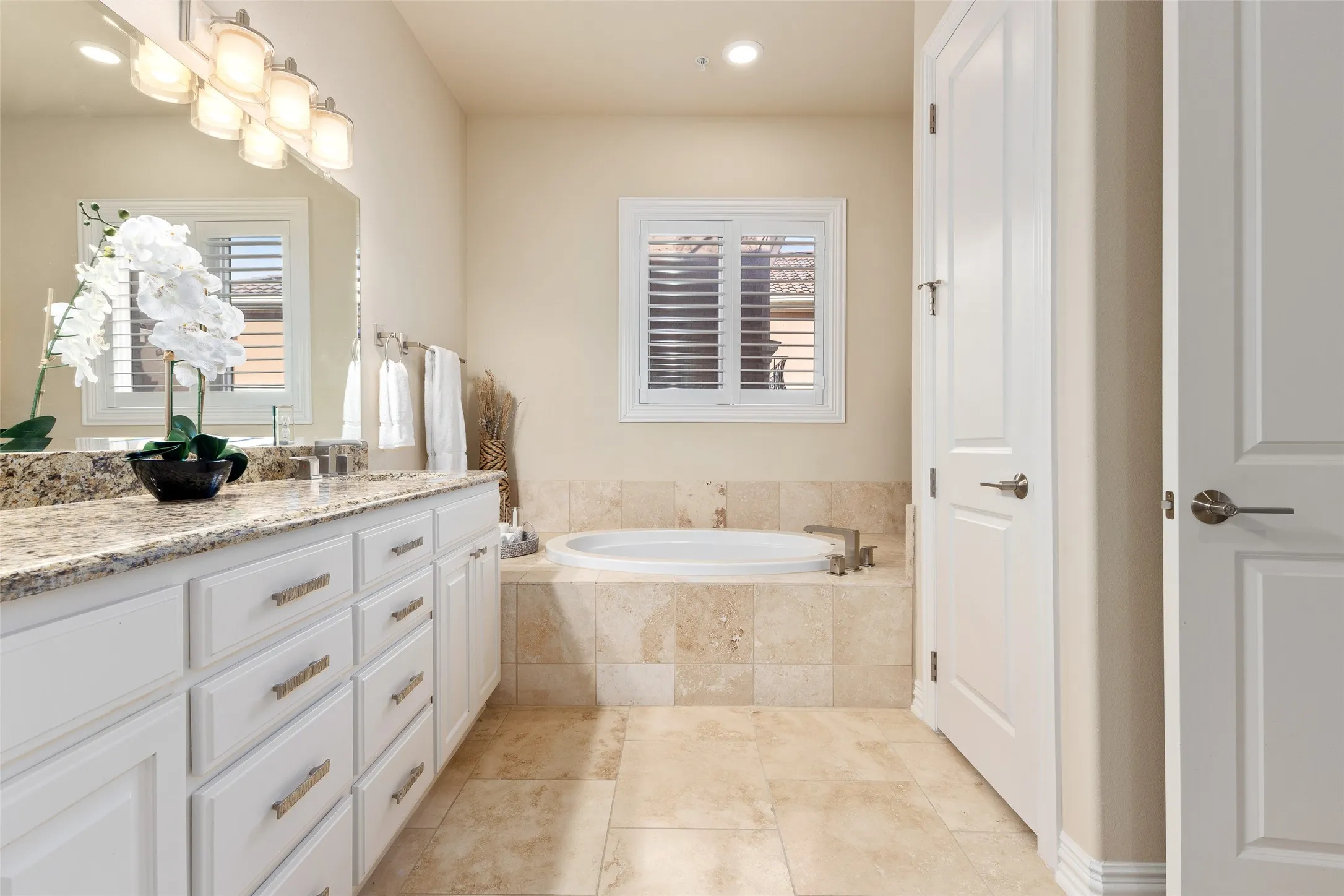 Condominium For Sale in Dallas County , 2811 Hood Street E, Dallas, Texas 75219, 2 Bedroom, 3 Bathroom, 2 Garage spaces, 1,779 Sqft, built in 2011, mls#21361604, Real Estate Agent in Dallas, Homes For Sale in Dallas county, Homes For Sale in Dallas, Realtor in Dallas Texas, Real Estate Brokerage Independent Realty Texas, Luminita Cordes Realtor