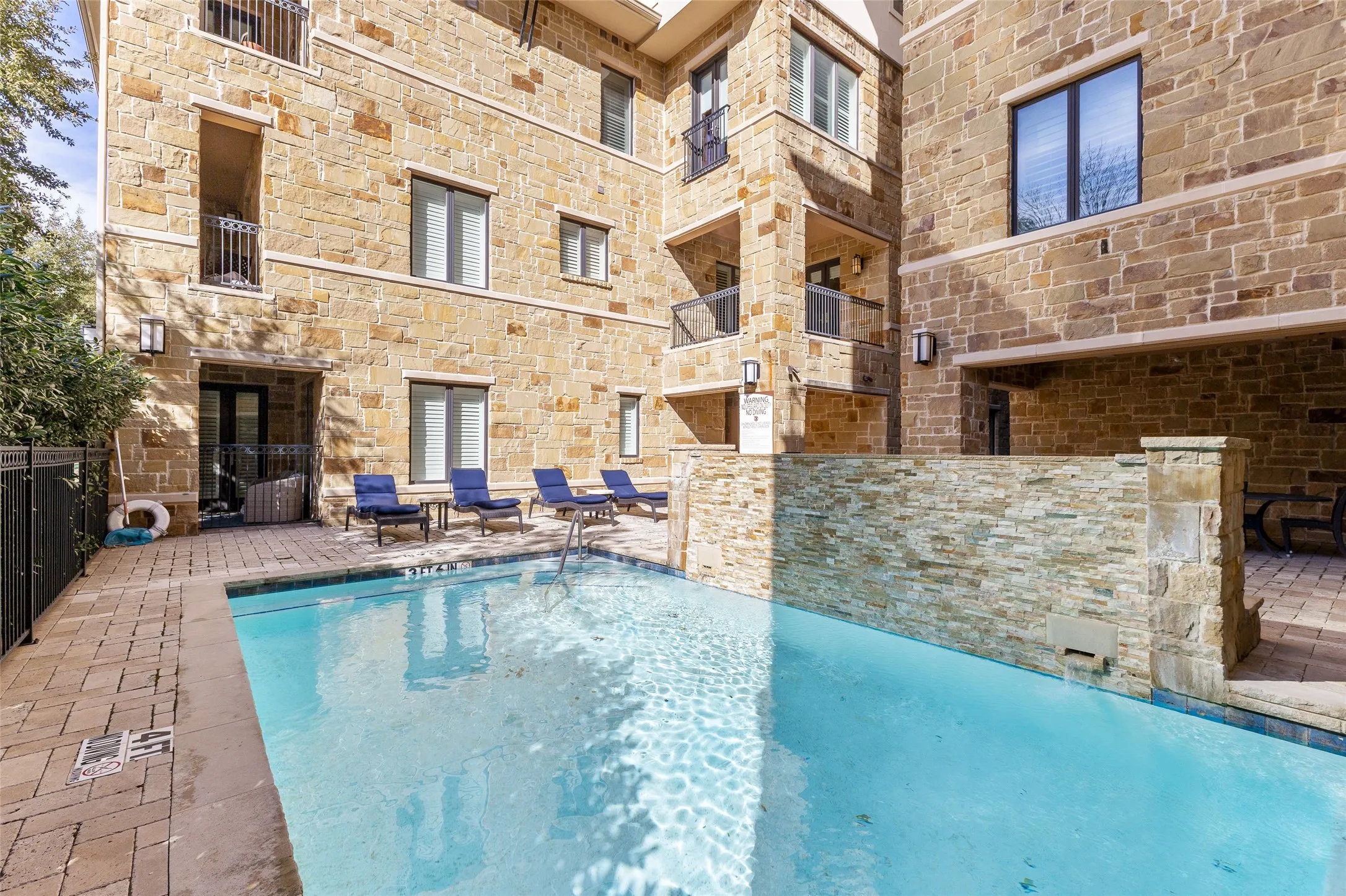 Condominium For Sale in Dallas County , 2811 Hood Street E, Dallas, Texas 75219, 2 Bedroom, 3 Bathroom, 2 Garage spaces, 1,779 Sqft, built in 2011, mls#21361604, Real Estate Agent in Dallas, Homes For Sale in Dallas county, Homes For Sale in Dallas, Realtor in Dallas Texas, Real Estate Brokerage Independent Realty Texas, Luminita Cordes Realtor
