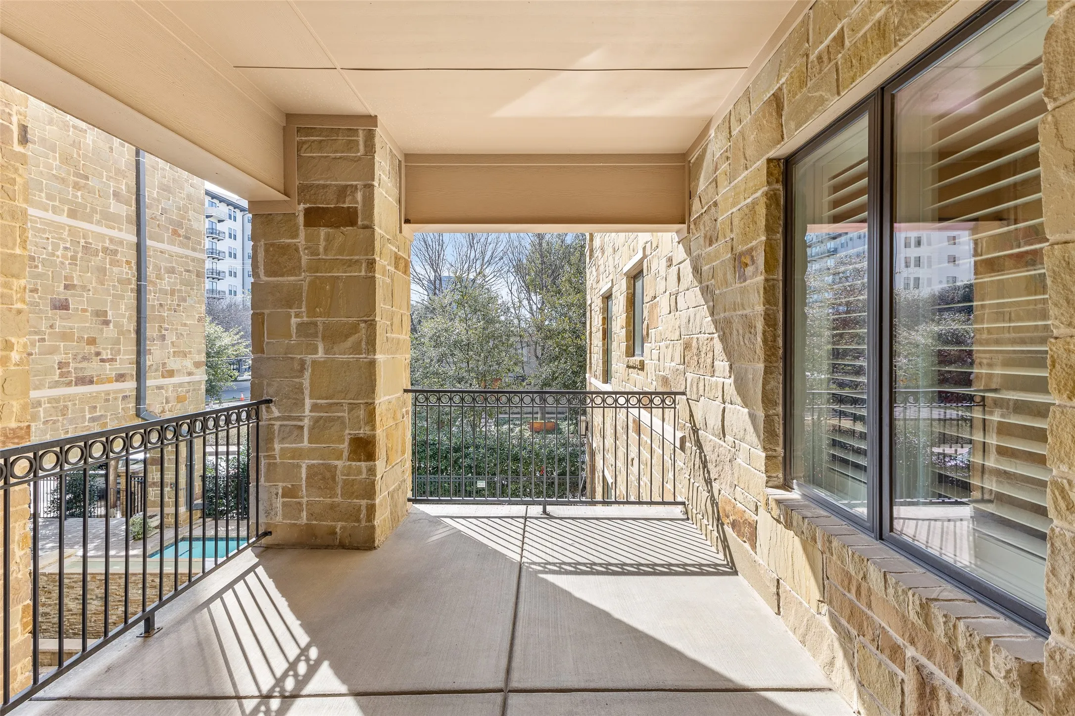 Condominium For Sale in Dallas County , 2811 Hood Street E, Dallas, Texas 75219, 2 Bedroom, 3 Bathroom, 2 Garage spaces, 1,779 Sqft, built in 2011, mls#21361604, Real Estate Agent in Dallas, Homes For Sale in Dallas county, Homes For Sale in Dallas, Realtor in Dallas Texas, Real Estate Brokerage Independent Realty Texas, Luminita Cordes Realtor