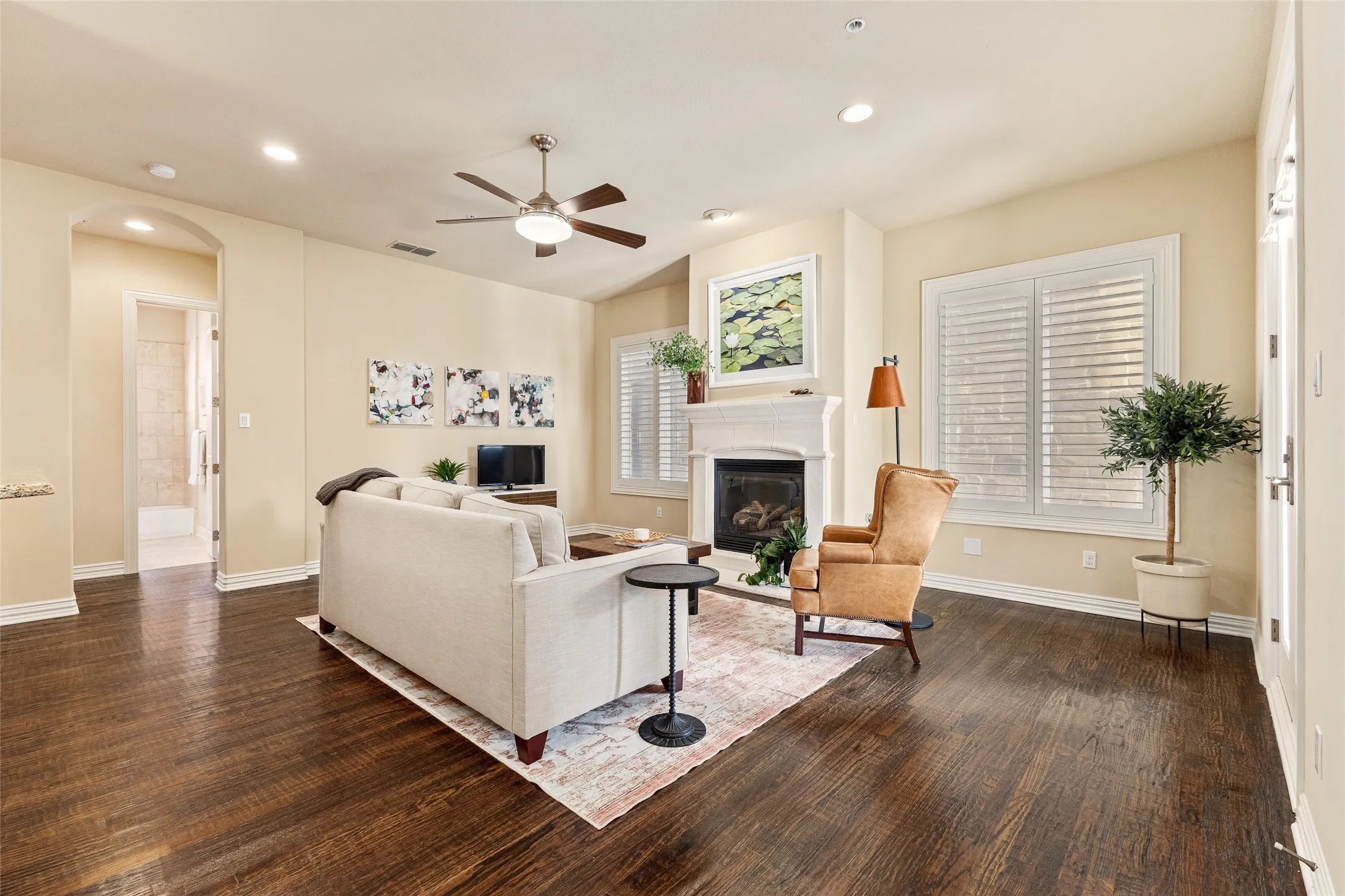Condominium For Sale in Dallas County , 2811 Hood Street E, Dallas, Texas 75219, 2 Bedroom, 3 Bathroom, 2 Garage spaces, 1,779 Sqft, built in 2011, mls#21361604, Real Estate Agent in Dallas, Homes For Sale in Dallas county, Homes For Sale in Dallas, Realtor in Dallas Texas, Real Estate Brokerage Independent Realty Texas, Luminita Cordes Realtor