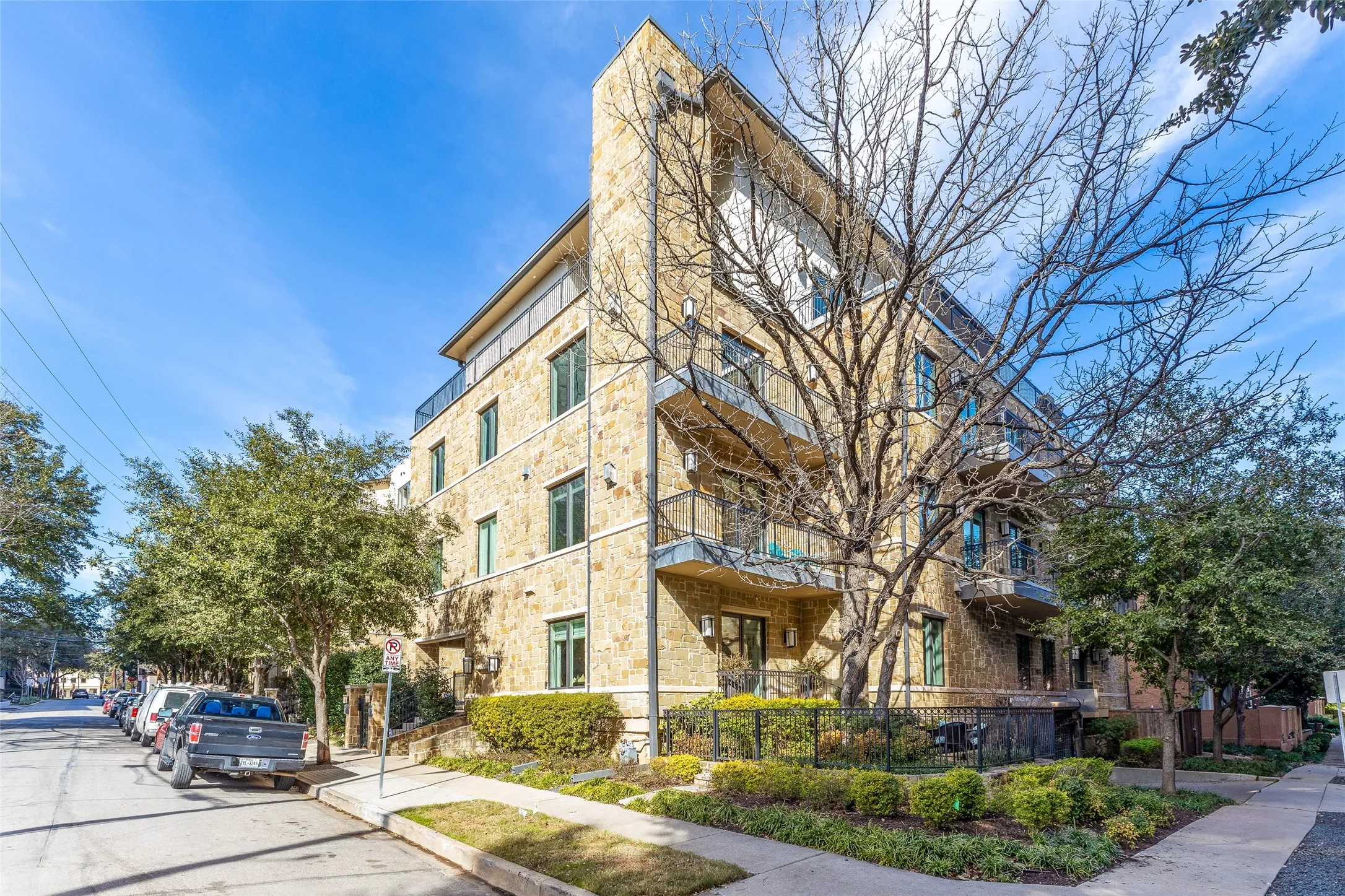 Condominium For Sale in Dallas County , 2811 Hood Street E, Dallas, Texas 75219, 2 Bedroom, 3 Bathroom, 2 Garage spaces, 1,779 Sqft, built in 2011, mls#21361604, Real Estate Agent in Dallas, Homes For Sale in Dallas county, Homes For Sale in Dallas, Realtor in Dallas Texas, Real Estate Brokerage Independent Realty Texas, Luminita Cordes Realtor