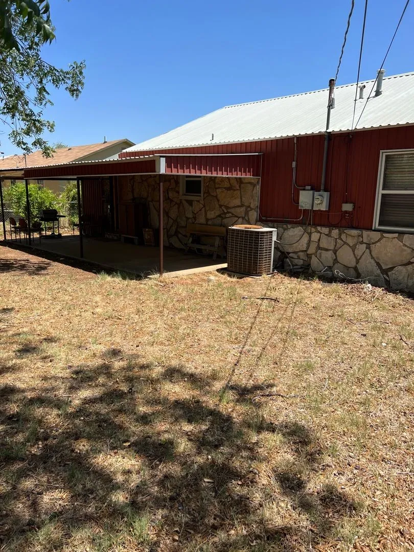 Single Family Residence For Rent in Nolan County , 1623 Woodruff Lane, Sweetwater, Texas 79556, 3 Bedroom, 2 Bathroom, Garage spaces, 1,259 Sqft, built in 1956, mls#21362636, Real Estate Agent in Sweetwater, Homes For Rent in Nolan county, Homes For Rent in Sweetwater, Realtor in Sweetwater Texas, Real Estate Brokerage Independent Realty Texas, Luminita Cordes Realtor