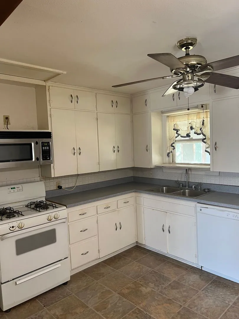 Single Family Residence For Rent in Nolan County , 1623 Woodruff Lane, Sweetwater, Texas 79556, 3 Bedroom, 2 Bathroom, Garage spaces, 1,259 Sqft, built in 1956, mls#21362636, Real Estate Agent in Sweetwater, Homes For Rent in Nolan county, Homes For Rent in Sweetwater, Realtor in Sweetwater Texas, Real Estate Brokerage Independent Realty Texas, Luminita Cordes Realtor