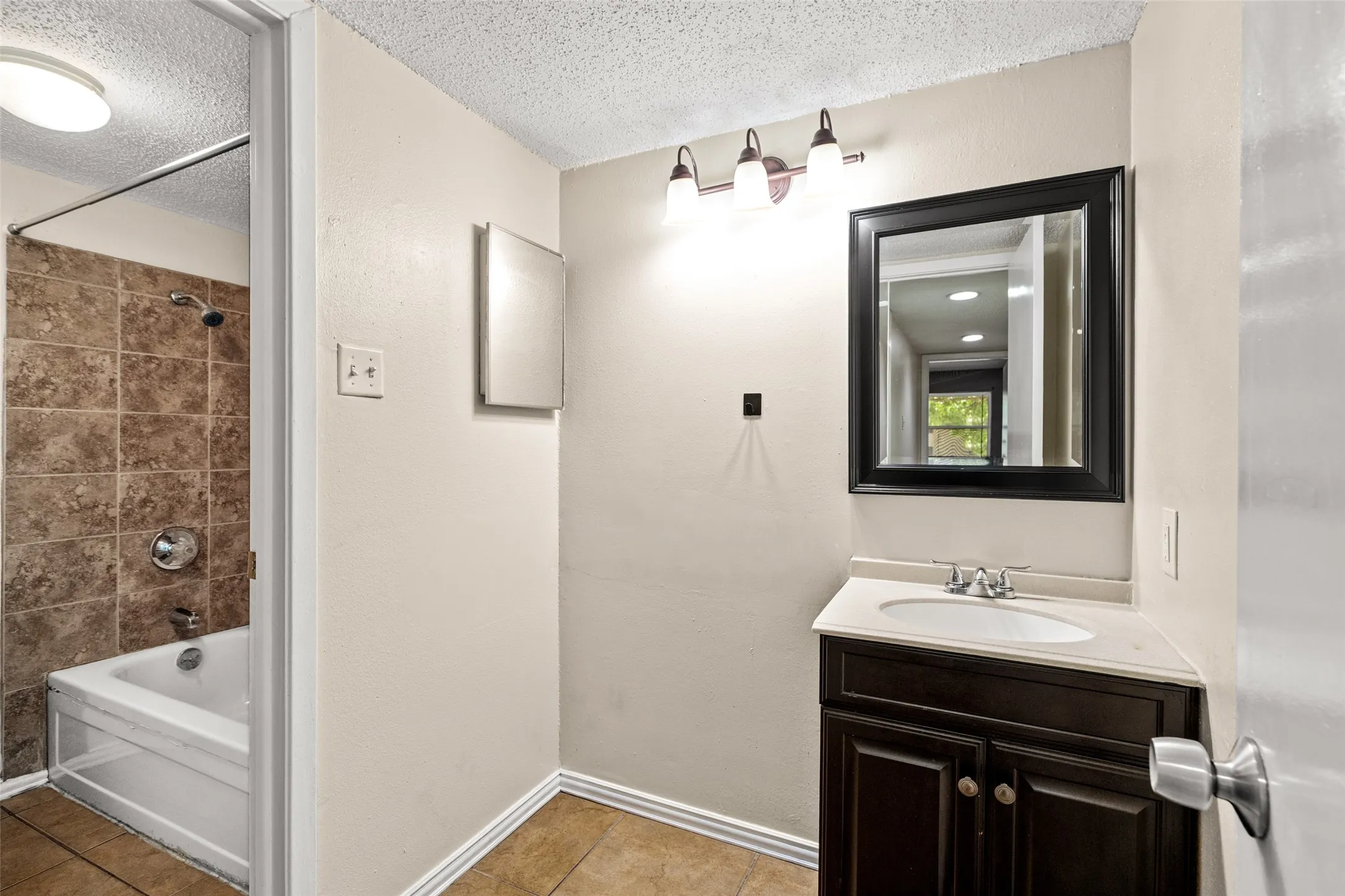 Condominium For Sale in Dallas County , 5903 Harvest Hill Road 2074, Dallas, Texas 75230, 2 Bedroom, 2 Bathroom, Garage spaces, 1,026 Sqft, built in 1970, mls#21362640, Real Estate Agent in Dallas, Homes For Sale in Dallas county, Homes For Sale in Dallas, Realtor in Dallas Texas, Real Estate Brokerage Independent Realty Texas, Luminita Cordes Realtor
