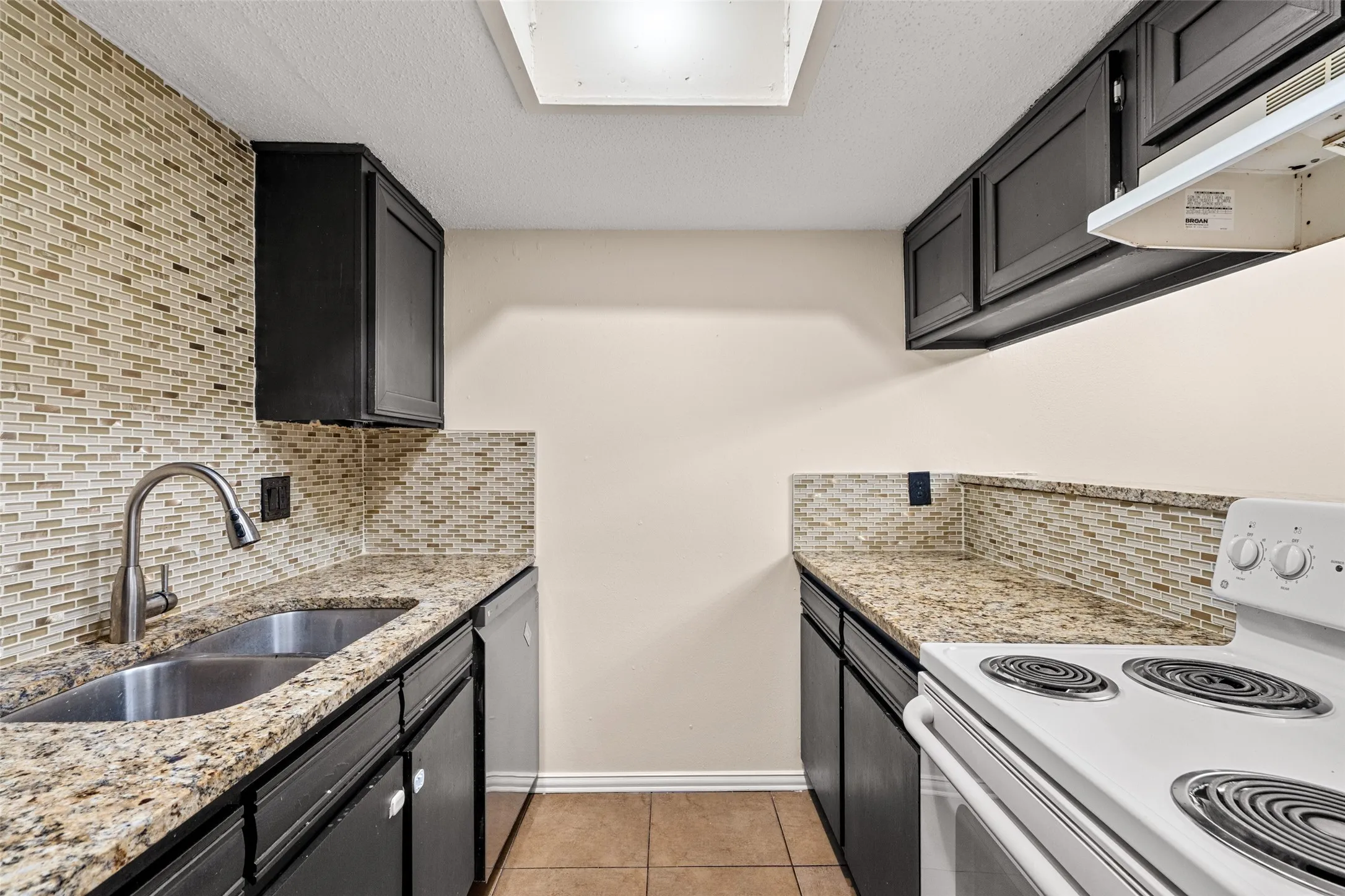Condominium For Sale in Dallas County , 5903 Harvest Hill Road 2074, Dallas, Texas 75230, 2 Bedroom, 2 Bathroom, Garage spaces, 1,026 Sqft, built in 1970, mls#21362640, Real Estate Agent in Dallas, Homes For Sale in Dallas county, Homes For Sale in Dallas, Realtor in Dallas Texas, Real Estate Brokerage Independent Realty Texas, Luminita Cordes Realtor