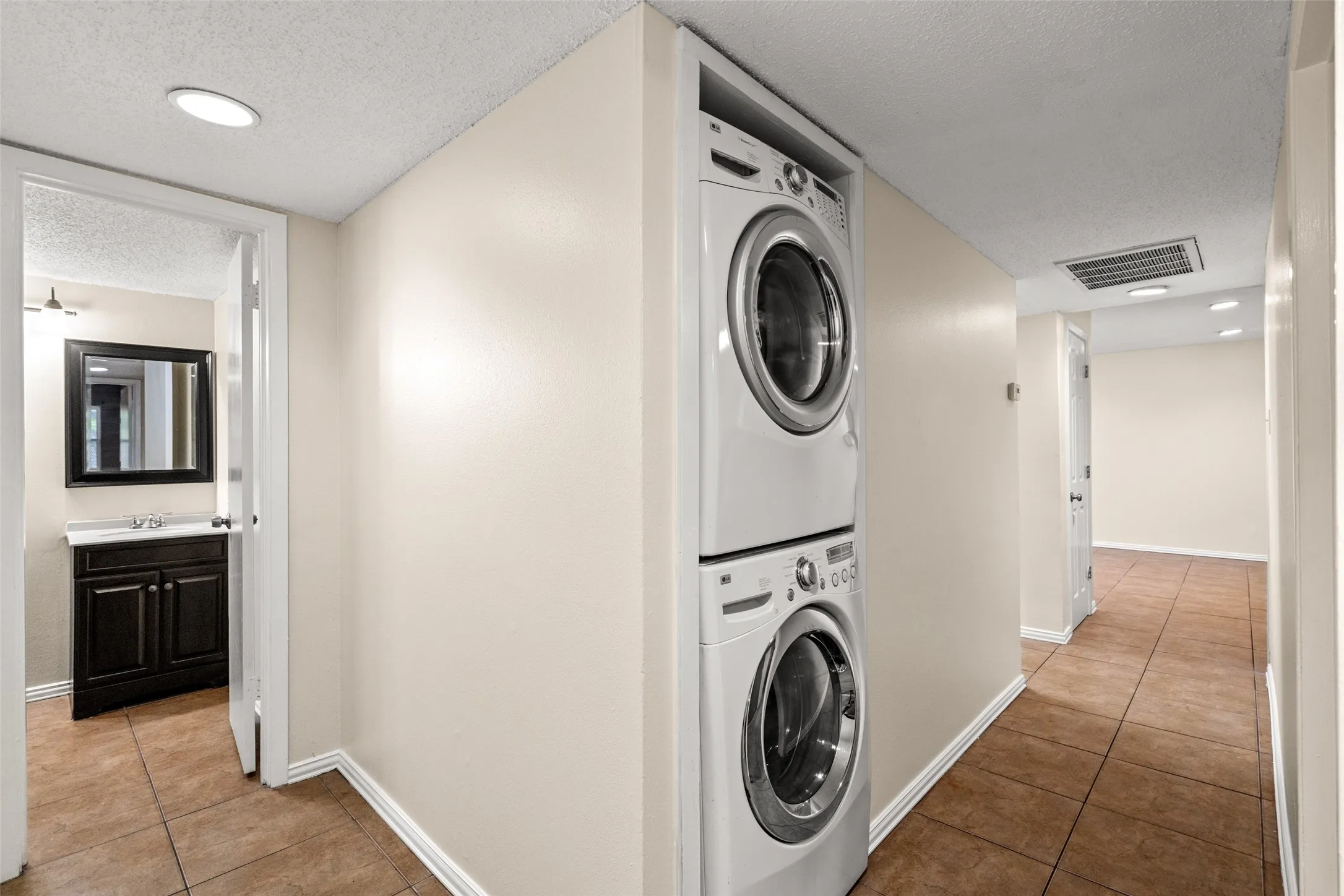 Condominium For Sale in Dallas County , 5903 Harvest Hill Road 2074, Dallas, Texas 75230, 2 Bedroom, 2 Bathroom, Garage spaces, 1,026 Sqft, built in 1970, mls#21362640, Real Estate Agent in Dallas, Homes For Sale in Dallas county, Homes For Sale in Dallas, Realtor in Dallas Texas, Real Estate Brokerage Independent Realty Texas, Luminita Cordes Realtor