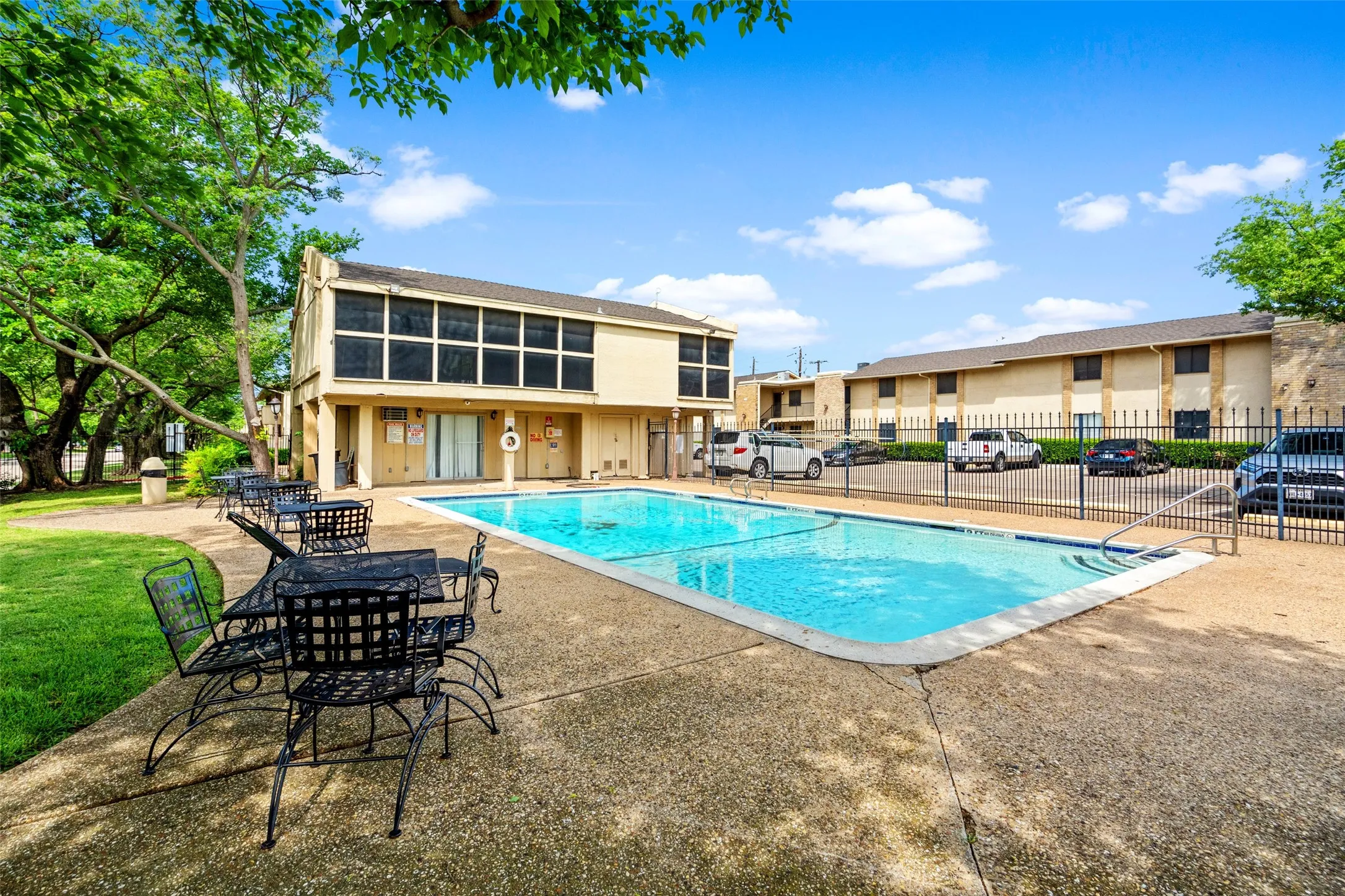 Condominium For Sale in Dallas County , 5903 Harvest Hill Road 2074, Dallas, Texas 75230, 2 Bedroom, 2 Bathroom, Garage spaces, 1,026 Sqft, built in 1970, mls#21362640, Real Estate Agent in Dallas, Homes For Sale in Dallas county, Homes For Sale in Dallas, Realtor in Dallas Texas, Real Estate Brokerage Independent Realty Texas, Luminita Cordes Realtor