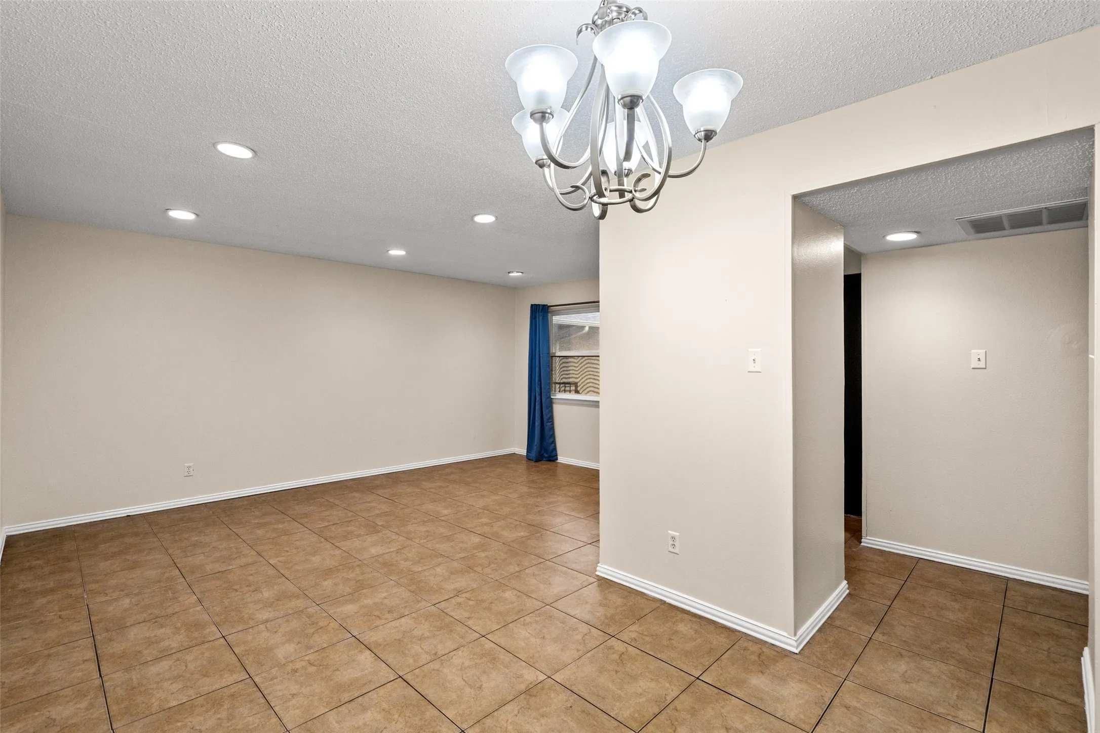 Condominium For Sale in Dallas County , 5903 Harvest Hill Road 2074, Dallas, Texas 75230, 2 Bedroom, 2 Bathroom, Garage spaces, 1,026 Sqft, built in 1970, mls#21362640, Real Estate Agent in Dallas, Homes For Sale in Dallas county, Homes For Sale in Dallas, Realtor in Dallas Texas, Real Estate Brokerage Independent Realty Texas, Luminita Cordes Realtor
