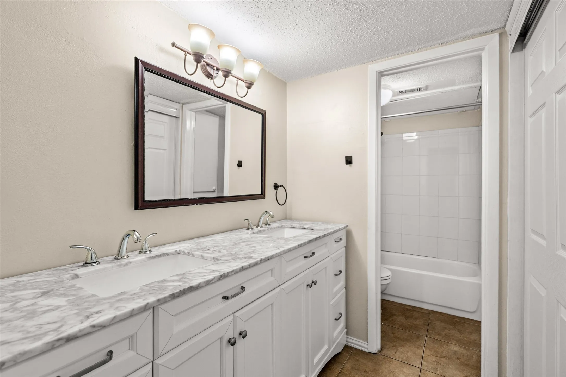Condominium For Sale in Dallas County , 5903 Harvest Hill Road 2074, Dallas, Texas 75230, 2 Bedroom, 2 Bathroom, Garage spaces, 1,026 Sqft, built in 1970, mls#21362640, Real Estate Agent in Dallas, Homes For Sale in Dallas county, Homes For Sale in Dallas, Realtor in Dallas Texas, Real Estate Brokerage Independent Realty Texas, Luminita Cordes Realtor