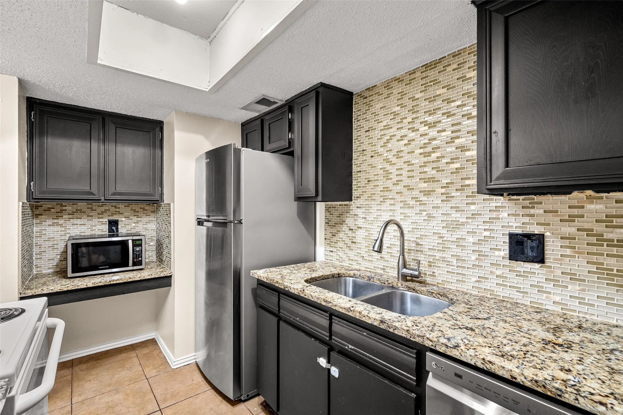 Condominium For Sale in Dallas County , 5903 Harvest Hill Road 2074, Dallas, Texas 75230, 2 Bedroom, 2 Bathroom, Garage spaces, 1,026 Sqft, built in 1970, mls#21362640, Real Estate Agent in Dallas, Homes For Sale in Dallas county, Homes For Sale in Dallas, Realtor in Dallas Texas, Real Estate Brokerage Independent Realty Texas, Luminita Cordes Realtor