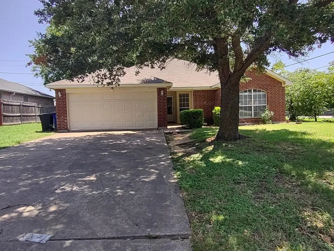 Single Family Residence For Rent in Tarrant County , 500 Fort Worth Street, Mansfield, Texas 76063, 4 Bedroom, 2 Bathroom, 2 Garage spaces, 1,651 Sqft, built in 1996, mls#21362644, Real Estate Agent in Mansfield, Homes For Rent in Tarrant county, Homes For Rent in Mansfield, Realtor in Mansfield Texas, Real Estate Brokerage Independent Realty Texas, Luminita Cordes Realtor