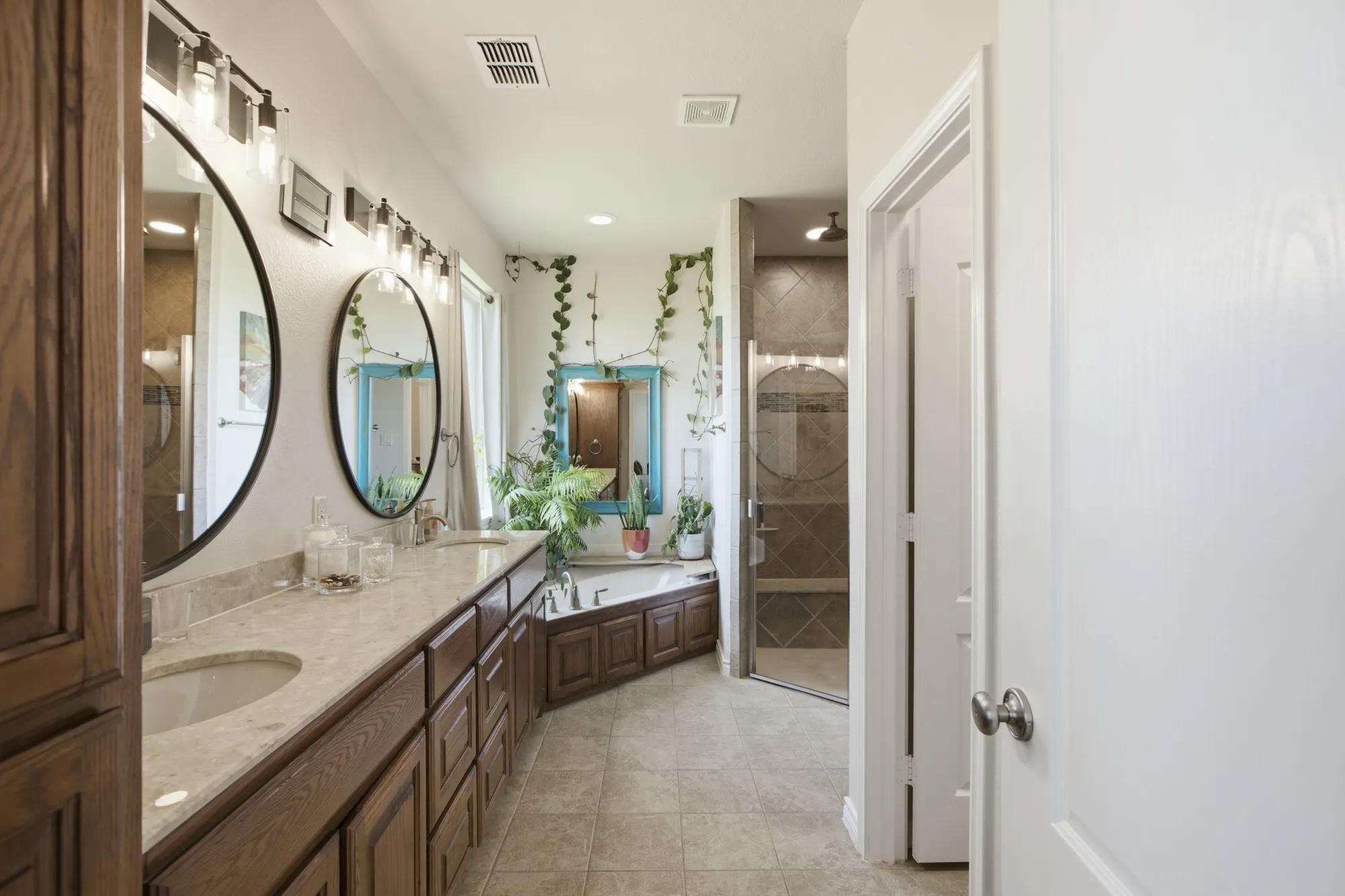 Single Family Residence For Sale in Hunt County , 4055 Hackberry Circle, Caddo Mills, Texas 75135, 4 Bedroom, 4 Bathroom, 2 Garage spaces, 3,020 Sqft, built in 2014, mls#21359089, Real Estate Agent in Caddo Mills, Homes For Sale in Hunt county, Homes For Sale in Caddo Mills, Realtor in Caddo Mills Texas, Real Estate Brokerage Independent Realty Texas, Luminita Cordes Realtor
